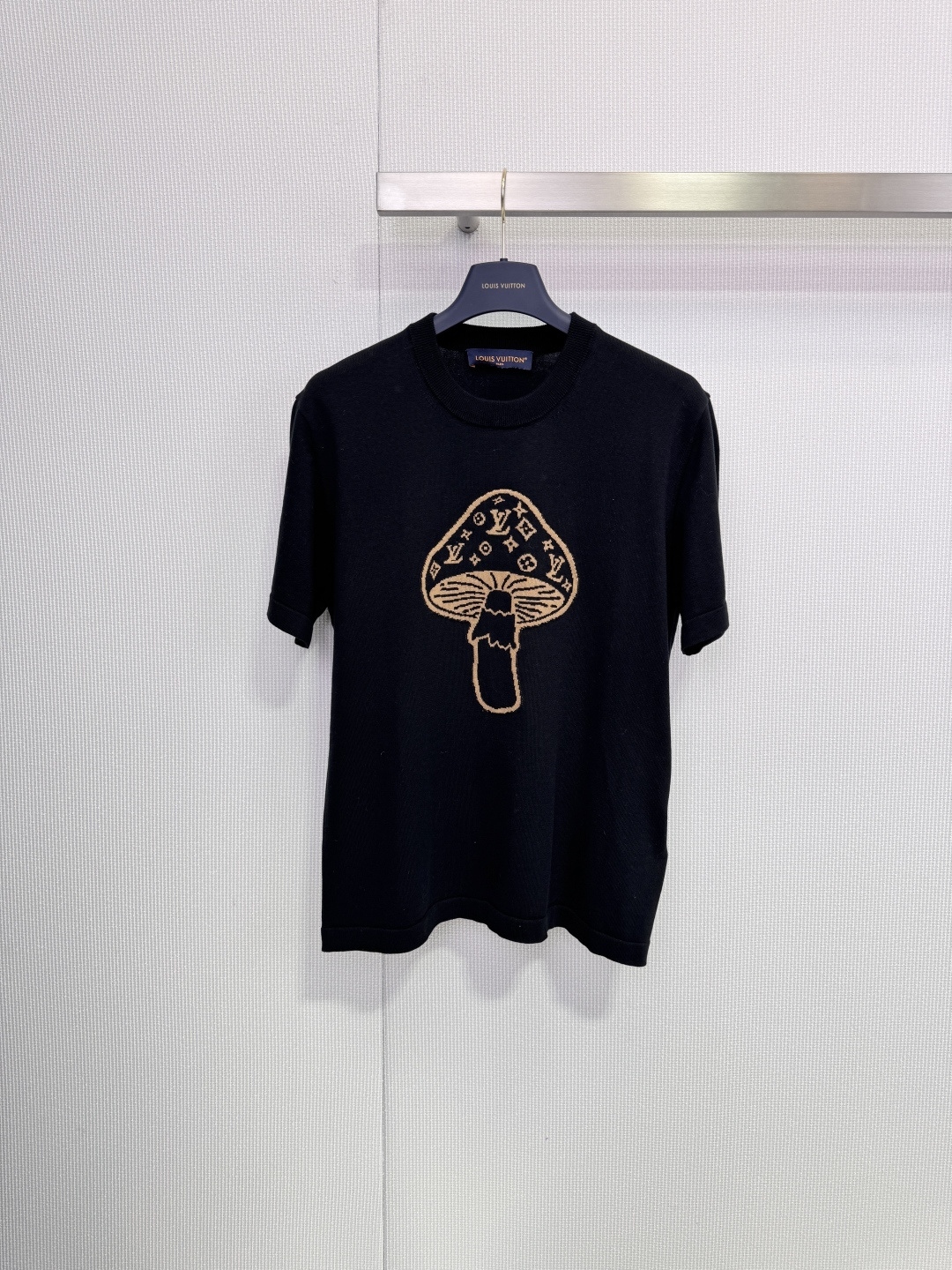 NO:667372,LV SS26 early spring series mushroom knitted short-sleeved T-shirt, black pure cotton material, soft and breathable, super comfortable for daily wear, super interesting mushroom pattern on the front, Monogram presbyopia hidden in the cap, perfect details, loose fit, easy for both men and women, gender-neutral wear is also OK, inspired by nature and the countryside, integrating modern urban feel, easy to match for commuting, leisure, and travel, fashionable and practical, don't miss it if you like it! Size SML,, louis  vuitton,T-shirt,tees,t-shirt, 19860909LV SS26早春系列蘑菇针织短袖T恤,黑色纯棉材质,柔软透气,日常穿着超舒适,正面蘑菇图案超有趣,菌盖里藏着Monogram老花,细节满分,宽松版型,男女都能轻松驾驭,无性别穿搭也很OK,灵感来自自然与乡村,融合现代都市感,通勤,休闲,旅行都能轻松搭配,时髦又实用,喜欢别错过啦! 码数SML,,louis vuitton,T-shirt,tees，t-shirt, ,Women's clothing