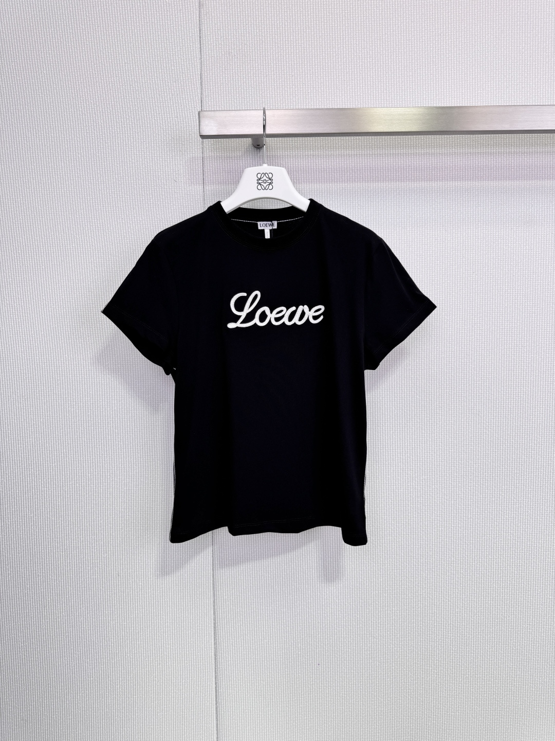 NO:683109,Loewe's 2026 spring and summer new white logo T-shirt is made of pure cotton, soft and comfortable, and super friendly for daily wear. The black 'Loewe' Logo on the front is simple and recognizable, making it easy to create a sense of fashion. The round neck design is classic and versatile, and it is OK whether worn alone or as an inner layer. It looks great with jeans and casual pants in spring and summer, and is full of youthfulness! Size SML,,loewe,loewe,jeans,tees,t-shirt,19860909Loewe罗意威2026春夏新款白色Logo T恤,采用纯棉材质,柔软舒适,日常穿着超友好,正面黑色'Loewe' Logo,简约又有辨识度,轻松打造时尚感.圆领设计经典百搭,无论单穿还是内搭都很OK,春夏季节随便搭配牛仔裤,休闲裤都很出彩,青春气息满满! 码数SML,,loewe,loewe,jeans,tees，t-shirt,,Women's clothing