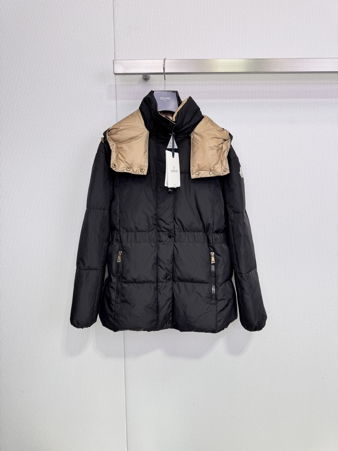 NO:683149,Moncler Agneux black gold waisted down jacket with dust bag, 2025 autumn and winter series, 90% white duck down filling, perfect for warmth! Black body + champagne gold shoulders, contrasting colors are super design. Waist cut, show body curves, say goodbye to bloat! Hood + high collar windproof, zipper pockets are practical and exquisite, can be easily controlled for commuting, dating, and outdoors, full of urban fashion, it is a must-have classic item in winter!  Size SML,,down jacket,hats,19860909配防尘袋Moncler Agneux黑金收腰羽绒服,2025秋冬系列,90白鸭绒填充,保暖力满分!黑色主体+香槟金肩部,撞色超有设计感.腰部收腰剪裁,显身材曲线,告别臃肿!连帽+高领防风,拉链口袋实用又精致,通勤,约会,户外都能轻松驾驭,都市时尚感拉满,是冬季必入的经典单品！ 码数SML,,down jacket,hats,,Women's clothing