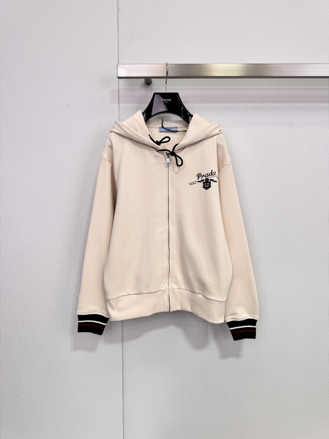 NO:683089,Prada hooded zipper sweatshirt, this beige hooded zipper sweatshirt is soft and comfortable. It has the brand's embroidered logo on the front, which is simple and recognizable. The cuffs and hem are designed with contrasting stripes and perfect details! The zipper opening and closing is super convenient, and the hooded design is casual and practical. It is just right for spring and autumn. It has a loose fit and is very fashionable with jeans or sweatpants. It is easy to get fashionable street style!  Size SML,,prada,hoodie,sweatshirts,jeans,hats,19860909Prada连帽拉链卫衣,这款米色连帽拉链卫衣,柔软舒适,正面有品牌刺绣logo,简约又有辨识度,袖口和下摆撞色条纹设计,细节满分!拉链开合超方便,连帽设计休闲又实用,春秋季节穿着刚刚好,宽松版型,随手搭牛仔裤或运动裤都很时髦,轻松get时尚街头风！ 码数SML,,prada,hoodie,sweatshirts,jeans,hats,,Women's clothing