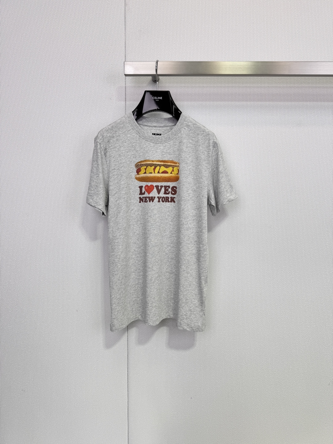 NO:683119,SKIMS New York limited hot dog T-shirt, gray cotton fabric, hot dog pattern + 'LOVES NEW YORK' on the front, super urban atmosphere, loose fit, comfortable and breathable to wear, easy to wear in daily casual or street style, limited sale, full of collection value, sisters who like New York culture or SKIMS, don't miss it! Size SML, tees, t-shirt,19860909SKIMS纽约限定热狗T恤,灰色棉质面料,正面热狗图案+'LOVES NEW YORK'字样,超有城市氛围感,宽松版型,穿着舒适透气,日常休闲或街头风都能轻松驾驭,限量发售,收藏价值满满,喜欢纽约文化或SKIMS的姐妹别错过啦! 码数SML,,tees，t-shirt,,Women's clothing