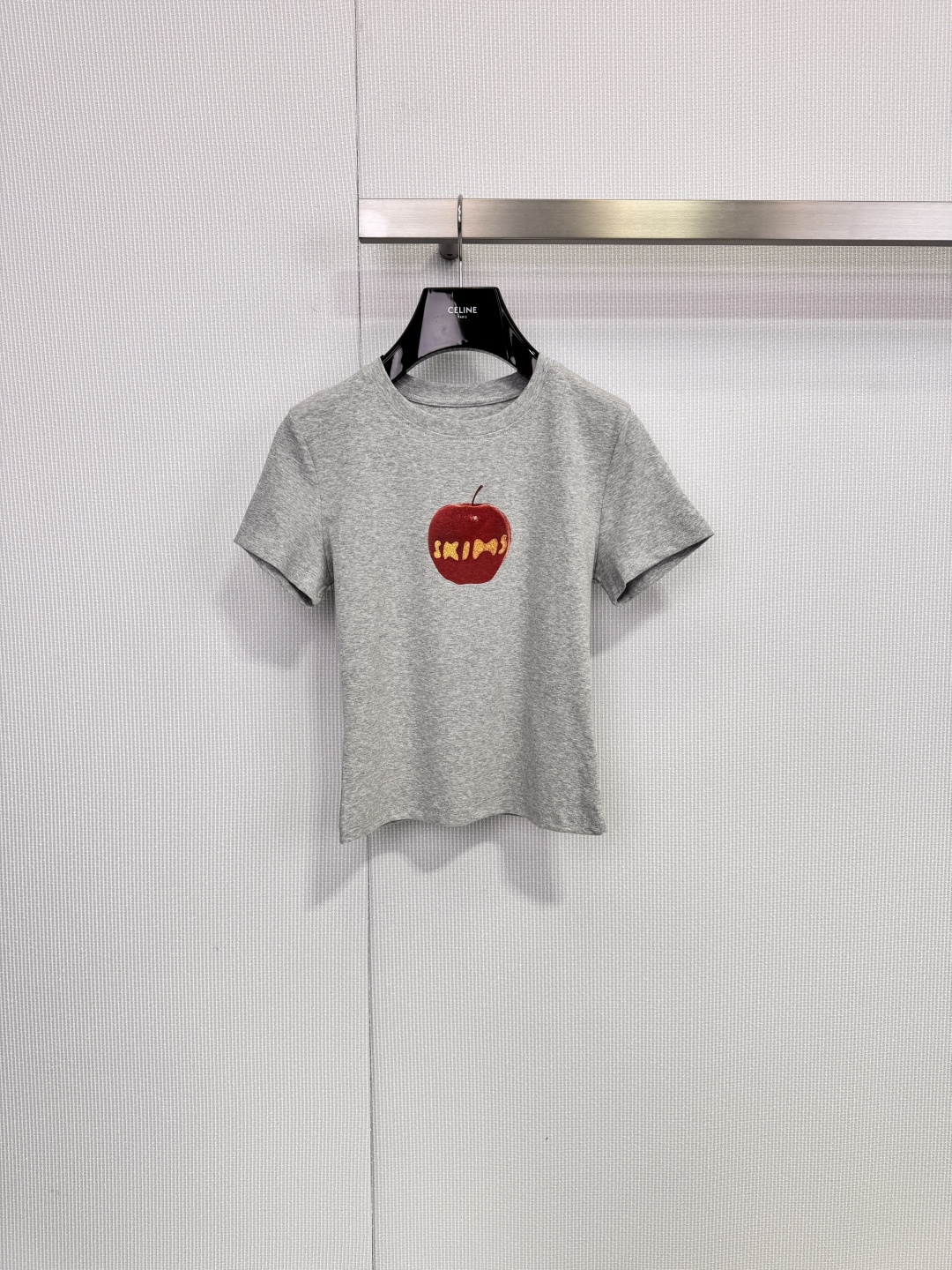 NO:683124,SKIMS New York limited edition Apple T-shirt, made of gray cotton, soft and comfortable, perfect for summer, with red apple pattern + brand letters on the front, simple and urban-feeling, slim cut, showing off your waist, looks great with jeans or casual pants, full of collection value!  Code number SML,,jeans,tees,t-shirt,19860909SKIMS纽约限定苹果T恤,灰色纯棉材质,柔软舒适,夏天穿超合适,正面红色苹果图案+品牌字母,简约又超有城市感,修身剪裁,显腰身,搭牛仔裤或休闲裤都很赞,收藏价值满满！ 码数SML,,jeans,tees，t-shirt,,Women's clothing