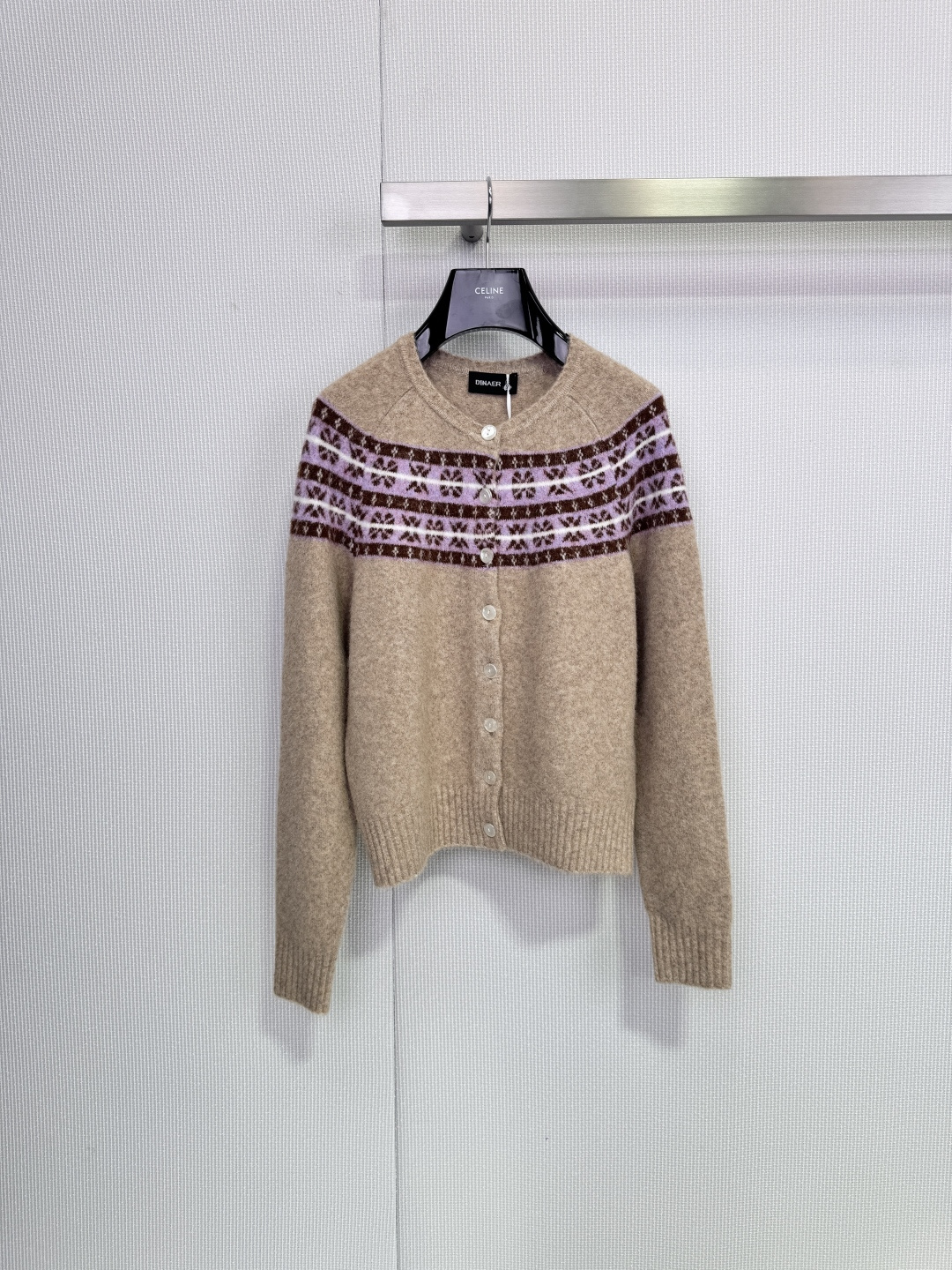 NO:683755,The French brand Dinaer's Fair Isle style cardigan is made of Shetland wool, which is soft and warm. The main color is camel + purple and brown Fair Isle pattern, which brings a retro British atmosphere. The round neck + white buttons have exquisite details and are super textured for autumn and winter wear! The brand insists on handcrafts and traditional craftsmanship. Each piece is like a work of art and can be easily worn in daily life or special occasions. It looks great with skirts and jeans!  Code numberSML,,skirts,jeans,19860909法国品牌Dinaer的费尔岛风开衫,采用雪特兰羊毛,柔软又保暖.驼色主调+紫棕费尔岛花纹,复古英伦氛围感拉满.圆领+白色纽扣,细节精致,秋冬穿搭超有质感!品牌坚持手工与传统工艺,每件都像艺术品,日常或特殊场合都能轻松驾驭,搭配半裙,牛仔裤都很出彩！ 码数SML,,skirts,jeans,,Women's clothing