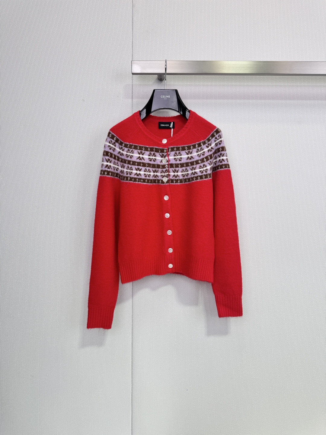 NO:683791,The French brand Dinaer's Fair Isle style cardigan is made of Shetland wool, which is soft and warm. The main color is camel + purple and brown Fair Isle pattern, which brings a retro British atmosphere. The round neck + white buttons have exquisite details and are super textured for autumn and winter wear! The brand insists on handcrafts and traditional craftsmanship. Each piece is like a work of art and can be easily worn in daily life or special occasions. It looks great with skirts and jeans!  Code numberSML,,skirts,jeans,19860909法品牌Dinaer的费尔岛风开衫,采用雪特兰羊毛,柔软又保暖.驼色主调+紫棕费尔岛花纹,复古英伦氛围感拉满.圆领+白色纽扣,细节精致,秋冬穿搭超有质感!品牌坚持手工与传统工艺,每件都像艺术品,日常或特殊场合都能轻松驾驭,搭配半裙,牛仔裤都很出彩！ 码数SML,,skirts,jeans,,Women's clothing