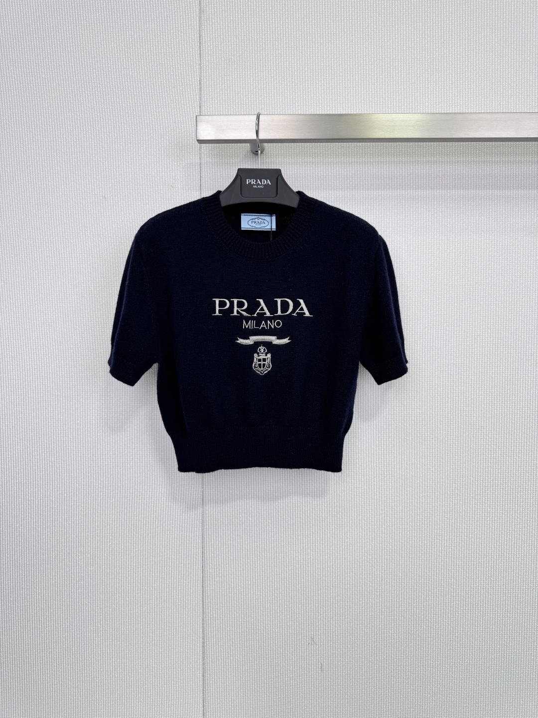 NO:683779,Prada logo knitted short-sleeve, made of wool, soft and skin-friendly, breathable, super comfortable to wear! Dark blue main tone + 'PRADA MILANO' embroidered logo on the chest, low-key luxury, perfect recognition, round neck short-sleeved design, suitable for spring and summer wear alone or layered, easy to create a simple and fashionable look, suitable for a variety of body types, daily commuting, casual can be easily controlled, elegant temperament! Size SML, prada, T-shirt,19860909Prada徽标针织短袖,采用羊毛,柔软亲肤又透气,穿着超舒适!深蓝色主调+胸前 'PRADA MILANO'刺绣徽标,低调奢华,辨识度满分,圆领短袖设计,春夏单穿或内搭都很 OK,轻松打造简约时髦look,适合多种身材,日常通勤,休闲都能轻松驾驭,优雅气质拿捏住啦! 码数SML,,prada,T-shirt,,Women's clothing