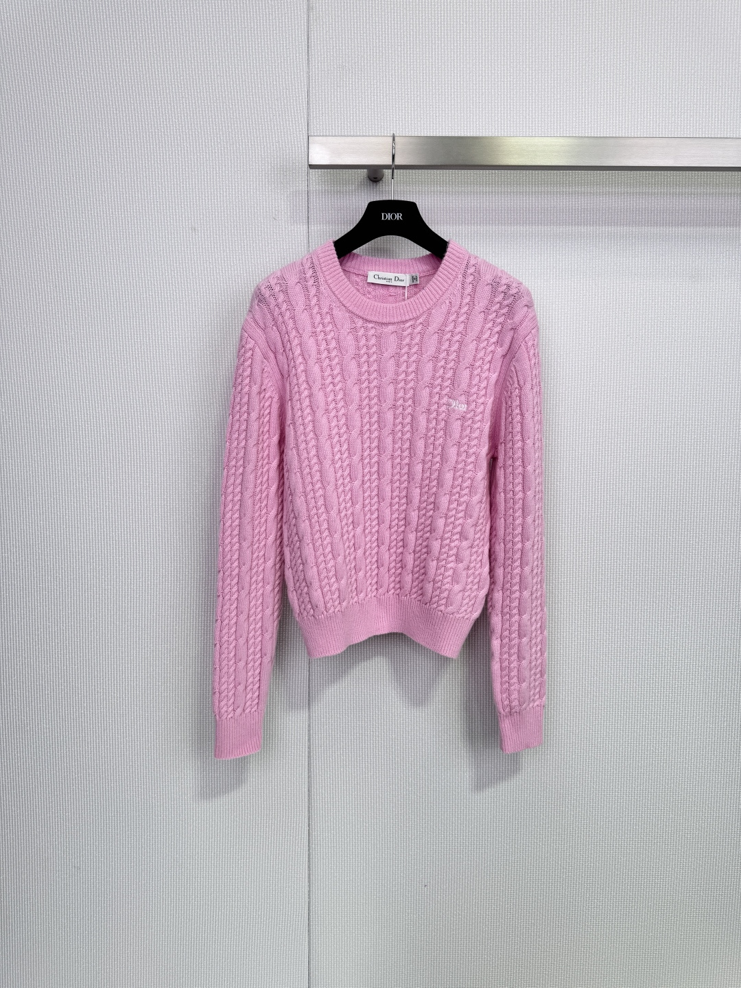 NO:683773,Dior cable knit sweater is made of high-quality cashmere, soft and delicate to the touch, warm and light, classic cable texture + round neck design, simple and elegant, short cut is more neat, paired with high-waisted pants or skirts to show your body proportions, light pink is gentle and white, the first choice for spring and autumn, easy to create a sweet or intellectual style, Dior logo on the chest, perfect brand recognition, it is a practical and fashionable high-end item!  Code numberSML,,dior,skirts,19860909Dior绞花针织衫,采用高品质羊绒,触感柔软细腻,保暖又轻盈,经典绞花纹理+圆领设计,简约优雅,短款剪裁更显利落,搭配高腰裤或半裙超显身材比例,浅粉色温柔显白,春秋季节穿搭首选,轻松打造甜美或知性风格,胸前Dior标志,品牌辨识度满分,是实用又时髦的高端单品！ 码数SML,,dior,skirts,,Women's clothing