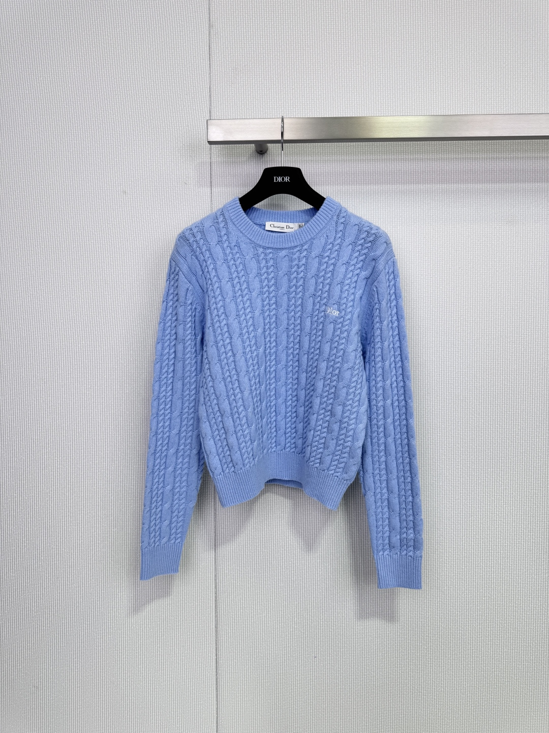 NO:683762,Dior cable knit sweater is made of high-quality cashmere, soft and delicate to the touch, warm and light, classic cable texture + round neck design, simple and elegant, short cut is more neat, paired with high-waisted pants or skirts to show your body proportions, light pink is gentle and white, the first choice for spring and autumn, easy to create a sweet or intellectual style, Dior logo on the chest, perfect brand recognition, it is a practical and fashionable high-end item!  Code numberSML,,dior,skirts,19860909Dior绞花针织衫,采用高品质羊绒,触感柔软细腻,保暖又轻盈,经典绞花纹理+圆领设计,简约优雅,短款剪裁更显利落,搭配高腰裤或半裙超显身材比例,浅粉色温柔显白,春秋季节穿搭首选,轻松打造甜美或知性风格,胸前Dior标志,品牌辨识度满分,是实用又时髦的高端单品！ 码数SML,,dior,skirts,,Women's clothing