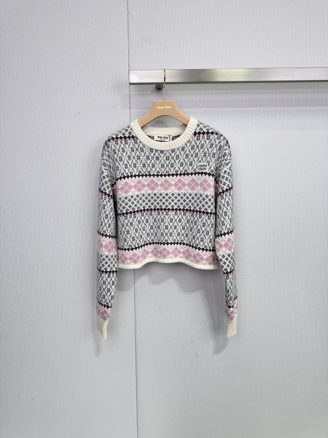 NO:683805,MiuMiu jacquard knitted sweater, this jacquard knitted sweater has a very recognizable gray, pink and black geometric pattern. It is retro and fashionable. It is made of wool blended material. It is soft and warm. It is very suitable for autumn and winter. It has a short design and a round neck. When paired with high-waisted pants or skirts, it can easily lengthen your body proportions. It can be used in daily casual or light formal occasions. It is comfortable and has a sense of design. It is a must-have for young girls! Size SML Size SML,,miumiu,skirts,sweaters,19860909MiuMiu提花针织毛衣,这款提花针织毛衣,灰粉黑几何图案超有辨识度,复古又时髦,羊毛混纺材质,柔软又保暖,秋冬穿超合适,短款设计+圆领,搭配高腰裤或裙装,轻松拉长身材比例,日常休闲或轻正式场合都能驾驭,舒适又有设计感,年轻女生必入! 码数SML 码数SML,,miumiu,skirts,sweaters,,Women's clothing