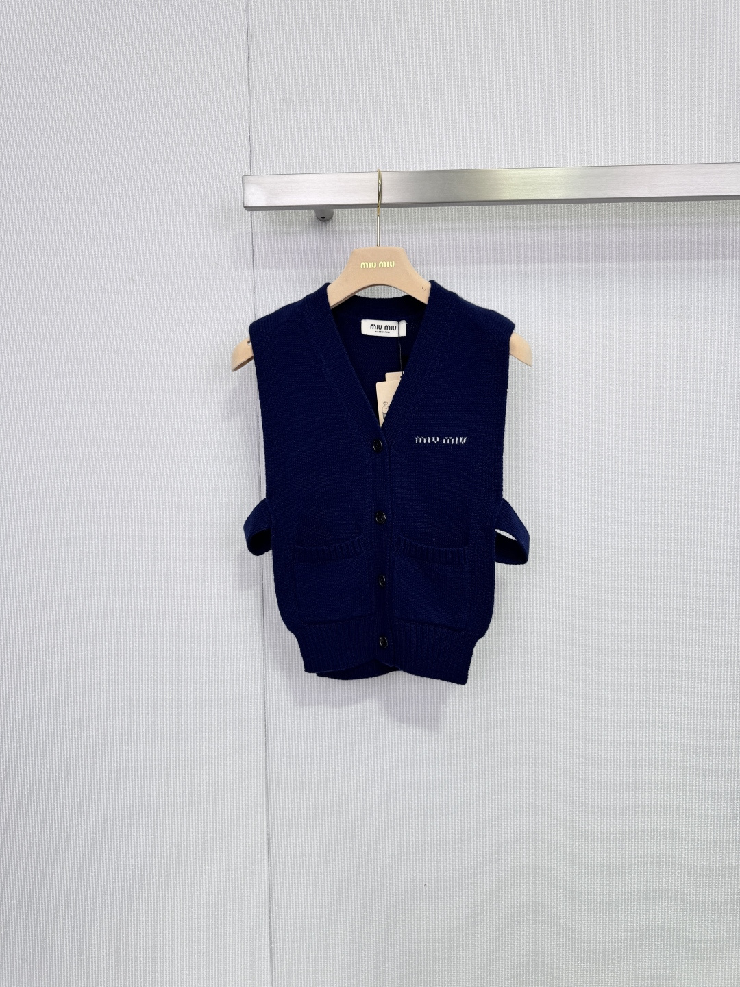 NO:683787,MiuMiu dark gray wool knitted vest, this dark gray wool knitted vest has a V-neck sleeveless design, retro and versatile, super layered for autumn and winter. The wool material is soft and warm, and the dark gray is low-key and durable. The front button + pocket design can be easily used for daily commuting. It is practical and detailed. Pair it with a shirt or a high collar. You can switch between college style or retro style at will. It is simple and textured. It is a must-have for autumn and winter! Size SML,, miumiu, shirts,19860909MiuMiu深灰色羊毛针织马甲,这款深灰色羊毛针织马甲,V领无袖设计,复古又百搭,秋冬叠穿超有层次感,羊毛材质柔软保暖,深灰色低调耐看,通勤日常都能轻松驾驭正面纽扣+口袋设计,实用又有细节感,搭配衬衫或高领内搭,学院风or复古风随心切换,简约又有质感,秋冬穿搭必备! 码数SML,,miumiu,shirts,,Women's clothing