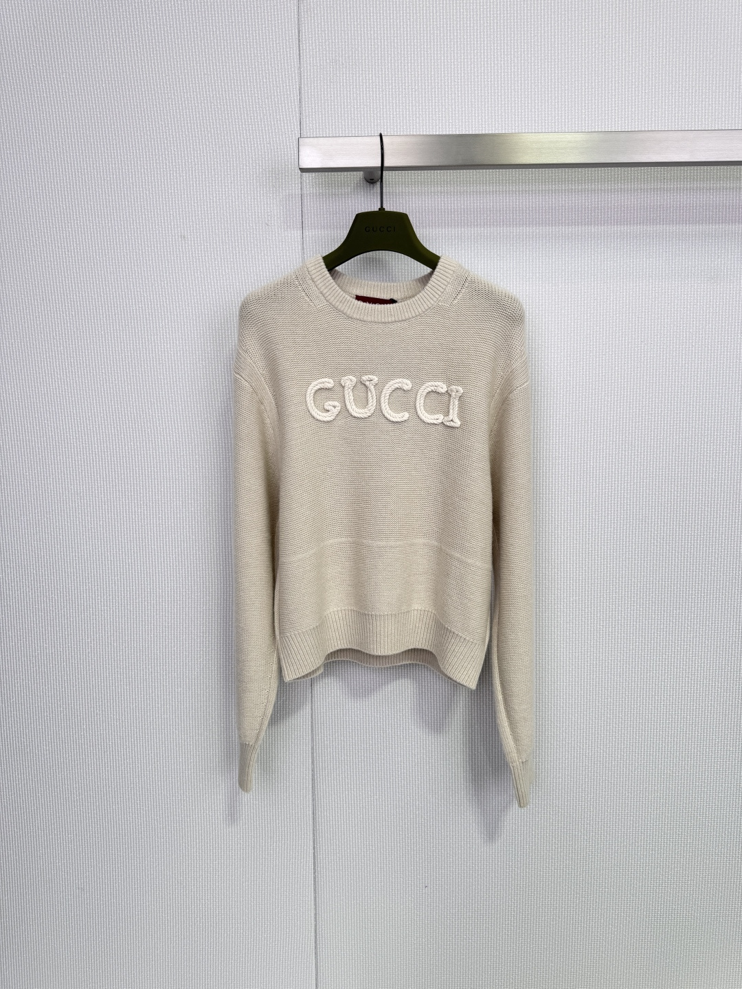 NO:683809,Gucci beige knitted sweater, this off-white knitted sweater is soft and skin-friendly, super comfortable to wear in autumn and winter! Three-dimensional 'GUCCI' embroidery on the front, full of brand sense, loose fit + round neck design, easy to control in daily casual or lazy style, beige is versatile, it has a sense of layering with any light or dark bottoms, and you can easily get a high-end look! Size SML,,gucci,sweaters,19860909Gucci米色针织毛衣,这款米白色针织毛衣,柔软亲肤,秋冬穿超舒服!正面立体'GUCCI'刺绣,品牌感满满,宽松版型+圆领设计,日常休闲或慵懒风都能轻松驾驭,米色百搭,随手搭深浅下装都很有层次感,轻松get高级感穿搭! 码数SML,,gucci,sweaters,,Women's clothing