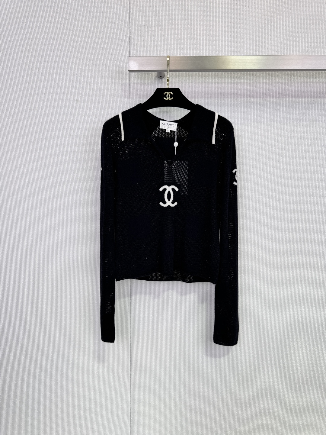 NO:683798,Chanel milky white cashmere knitted short sleeves, made of cashmere, are skin-friendly and smooth, with a super delicate texture, hollow double C logo + lapel design, elegant and classic, milky white tone and versatile, easy to match with various items, exquisite shape is easy to get, suitable for a variety of body types, can be worn daily or on vacation, comfortable and brand-recognizable, it is one of the popular items in Chanel's classic series!  Size SML,,chanel,chanel,T-shirt,19860909Chanel香奈儿奶白色羊绒针织短袖,采用羊绒,亲肤顺滑,质感超细腻,镂空双C标志+翻领设计,优雅又经典,奶白色调百搭,轻松搭配各种单品,精致造型轻松get,适合多种身材,日常或度假都能穿,舒适又有品牌辨识度,是香奈儿经典系列热门单品之一！ 码数SML,,chanel,chanel,T-shirt,,Women's clothing