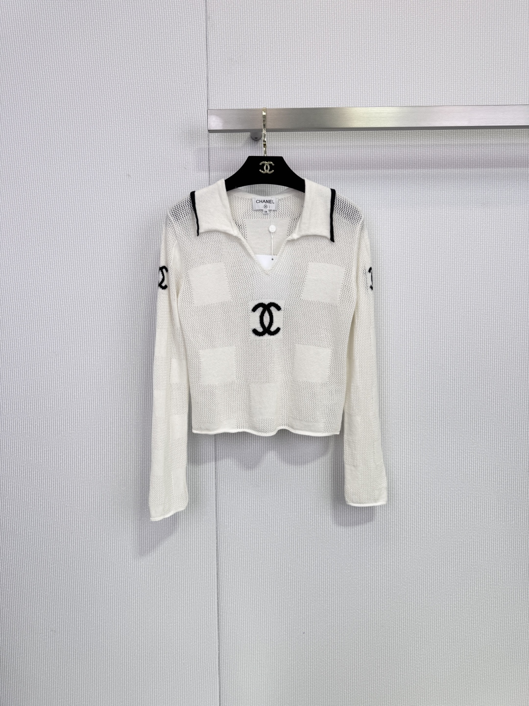 NO:683813,Chanel milky white cashmere knitted short sleeves, made of cashmere, are skin-friendly and smooth, with a super delicate texture, hollow double C logo + lapel design, elegant and classic, milky white tone and versatile, easy to match with various items, exquisite shape is easy to get, suitable for a variety of body types, can be worn daily or on vacation, comfortable and brand-recognizable, it is one of the popular items in Chanel's classic series!  Size SML,,chanel,chanel,T-shirt,19860909Chanel香奈儿奶白色羊绒针织短袖,采用羊绒,亲肤顺滑,质感超细腻,镂空双C标志+翻领设计,优雅又经典,奶白色调百搭,轻松搭配各种单品,精致造型轻松get,适合多种身材,日常或度假都能穿,舒适又有品牌辨识度,是香奈儿经典系列热门单品之一！ 码数SML,,chanel,chanel,T-shirt,,Women's clothing