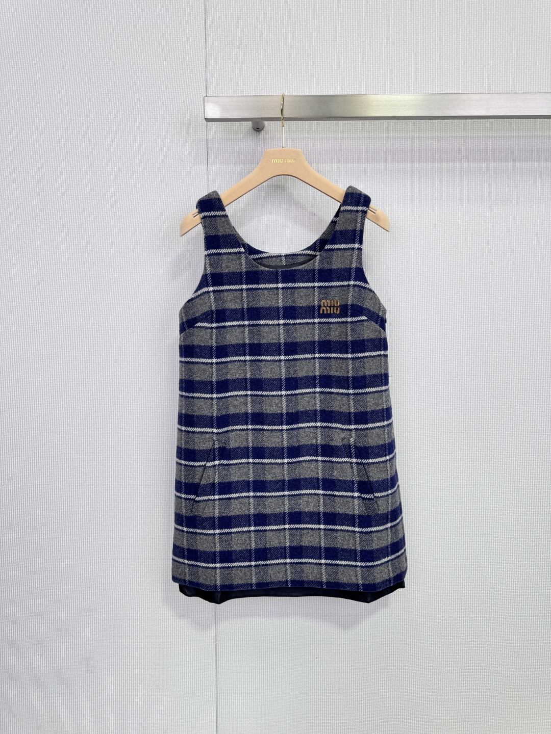 NO:683781,Miu Miu blue and gray plaid tank top, made of wool, is soft and warm, perfect for autumn and winter! Sleeveless straight design, layered with sweaters or shirts, you can easily create a college style or retro style, side zipper + raw hem + leather logo, perfect details, girly and sophisticated, it can be easily used for daily outings and dates. Pair it with short boots or furry shoes, fashionable and comfortable, it is a must-have versatile item in autumn and winter!  Size SML,,miumiu,boots,skirts,shirts,19860909Miu Miu蓝灰格纹背心裙,羊毛呢材质,柔软又保暖,秋冬穿超合适!无袖直筒设计,叠穿针织衫或衬衫,轻松打造学院风or复古风,侧边拉链+毛边下摆+皮质徽标,细节满分,少女感和精致感兼具,日常出街,约会都能轻松驾驭,搭配短靴或毛茸鞋,时髦又舒适,是秋冬必入的百搭单品！ 码数SML,,miumiu,boots,skirts,shirts,,Women's clothing