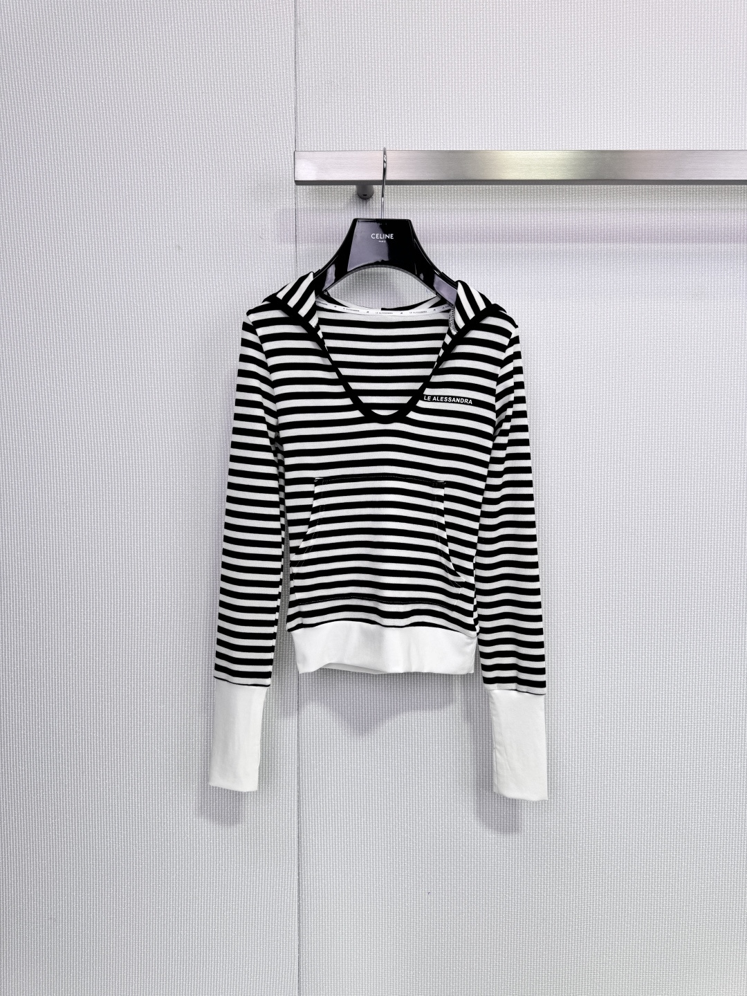 NO:683770,LE ALESSANDRA striped hooded sweatshirt, this LE ALESSANDRA striped hooded sweatshirt has a very recognizable black and white contrasting design, slim fit + U-neck hood, simple and fashionable, soft knitted fabric, comfortable to wear, suitable for early autumn or indoors, white cuffs and hem splicing, full of layers, classic and versatile striped elements, easy to wear for commuting and leisure, and looks great with jeans or skirts!  Size SML,,hoodie,sweatshirts,skirts,jeans,hats,19860909LE ALESSANDRA条纹连帽卫衣,这款LE ALESSANDRA条纹连帽卫衣,黑白撞色设计超有辨识度,修身剪裁+U领连帽,简约又时髦,柔软针织面料,穿着舒适,初秋或室内都很适合,白色袖口和下摆拼接,层次感满满,条纹元素经典百搭,通勤休闲都能轻松驾驭,搭配牛仔裤或半裙都很出彩哦! 码数SML,,hoodie,sweatshirts,skirts,jeans,hats,,Women's clothing