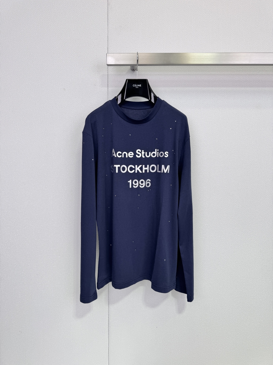 NO:683757,Acne Studios 1996 blue long-sleeved T-shirt, classic distressed design, pure cotton material is soft and comfortable, super friendly for daily wear! '1996 STOCKHOLM' letters on the front + rhinestone embellishment, details are loose fit, lazy and casual, black and versatile, can be worn alone or layered, can easily cope with many occasions, the old style is super personalized, it is a must-have item for fashion wear, and is loved by young people! Size XSSM,,acne  studios,dior,tees,t-shirt,19860909Acne Studios1996蓝色长袖T恤,经典做旧设计,纯棉材质柔软舒适,日常穿着超友好!正面'1996 STOCKHOLM'字母+水钻点缀,细节满分宽松版型,慵懒随性,黑色百搭,单穿或内搭都很OK,轻松应对多种场合,做旧风格超有个性,是潮流穿搭必备单品,深受年轻人喜爱! 码数XSSM,,acne studios,dior,tees，t-shirt,,Women's clothing