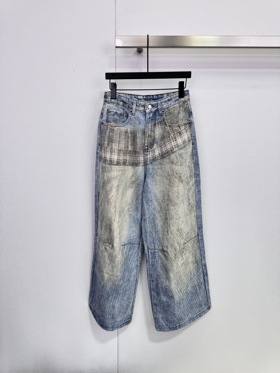 NO:683790,Square Circle's 3D skirt-printed jeans are retro distressed + blue-grey gradient wash. The plaid stitching on the waist is very design-like. It has a loose wide-leg shape and is slim and drape. It can be easily worn for daily commuting or street style. Paired with a knitted cardigan and short boots, it is casual and attitude-friendly. It is very suitable for autumn and winter, comfortable and fashionable! Size SML, boots, skirts, jeans,19860909Square Circle这款3D立体裙摆印花牛仔裤,复古做旧+蓝灰渐变水洗,腰头格纹拼接超有设计感,宽松阔腿版型,垂坠显瘦,日常通勤or街头风都能轻松驾驭.搭配针织开衫,短靴,随性又有态度,秋冬穿超合适,舒适又时髦! 码数SML,,boots,skirts,jeans,,Women's clothing