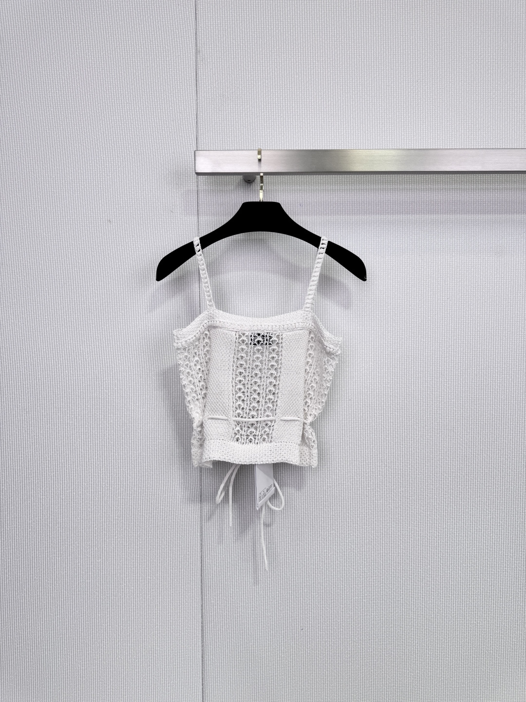 NO:683780,Chanel 26C series white knitted suspenders use hollow knitting technology, exquisite lace pattern + drawstring design, full of details. Light and breathable knitted fabric, super comfortable to wear in spring and summer. The suspender style is cool and elegant, and it goes well with high-waisted pants or skirts. The 26C series continues Chanel's classic and modern sense, which can be easily controlled in daily life or on vacation, fashionable and practical!  ,,chanel,chanel,skirts,19860909Chanel26C系列白色针织吊带,采用镂空针织工艺,精致蕾丝花纹+抽绳设计,细节满分.轻薄透气针织面料,春夏穿超舒服,吊带款式清凉又优雅,搭配高腰裤或半身裙都很出彩,26C系列延续香奈儿经典与现代感,日常或度假都能轻松驾驭,时髦又实用！,,chanel,chanel,skirts,,Women's clothing