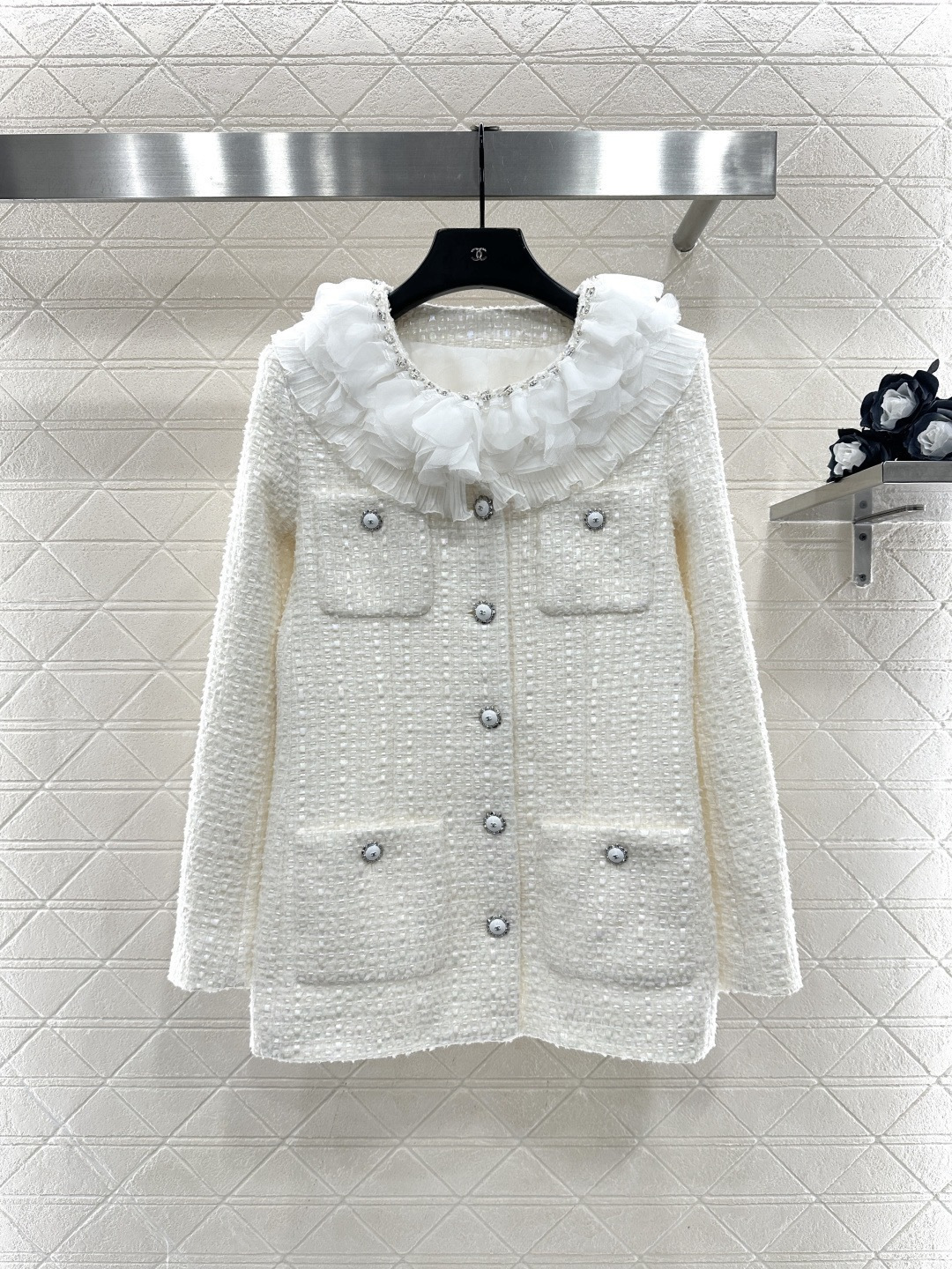 NO:683756,Chanel 25K advanced handicraft workshop series petal collar tweed jacket, milky white tweed + three-dimensional petal collar, elegant palace feel, full of four pockets, practical and beautiful design, ultra-fine metal button embellishment details, very suitable for autumn and winter, often paired with the same series of shorts, easily create a lady style or retro style, can be easily used in daily or formal occasions, and directly enhances your temperament!  Size SML,,chanel,shorts,jackets & coats,19860909Chanel25K高级手工坊系列花瓣领花呢外套,奶白色粗花呢+立体花瓣领,优雅宫廷感满满四口袋设计实用又美观,金属纽扣点缀细节超精致,秋冬穿超合适,常搭同系列短裤,轻松打造名媛风or复古风,日常或正式场合都能轻松驾驭,气质直接拉满！ 码数SML,,chanel,shorts,jackets & coats,,Women's clothing