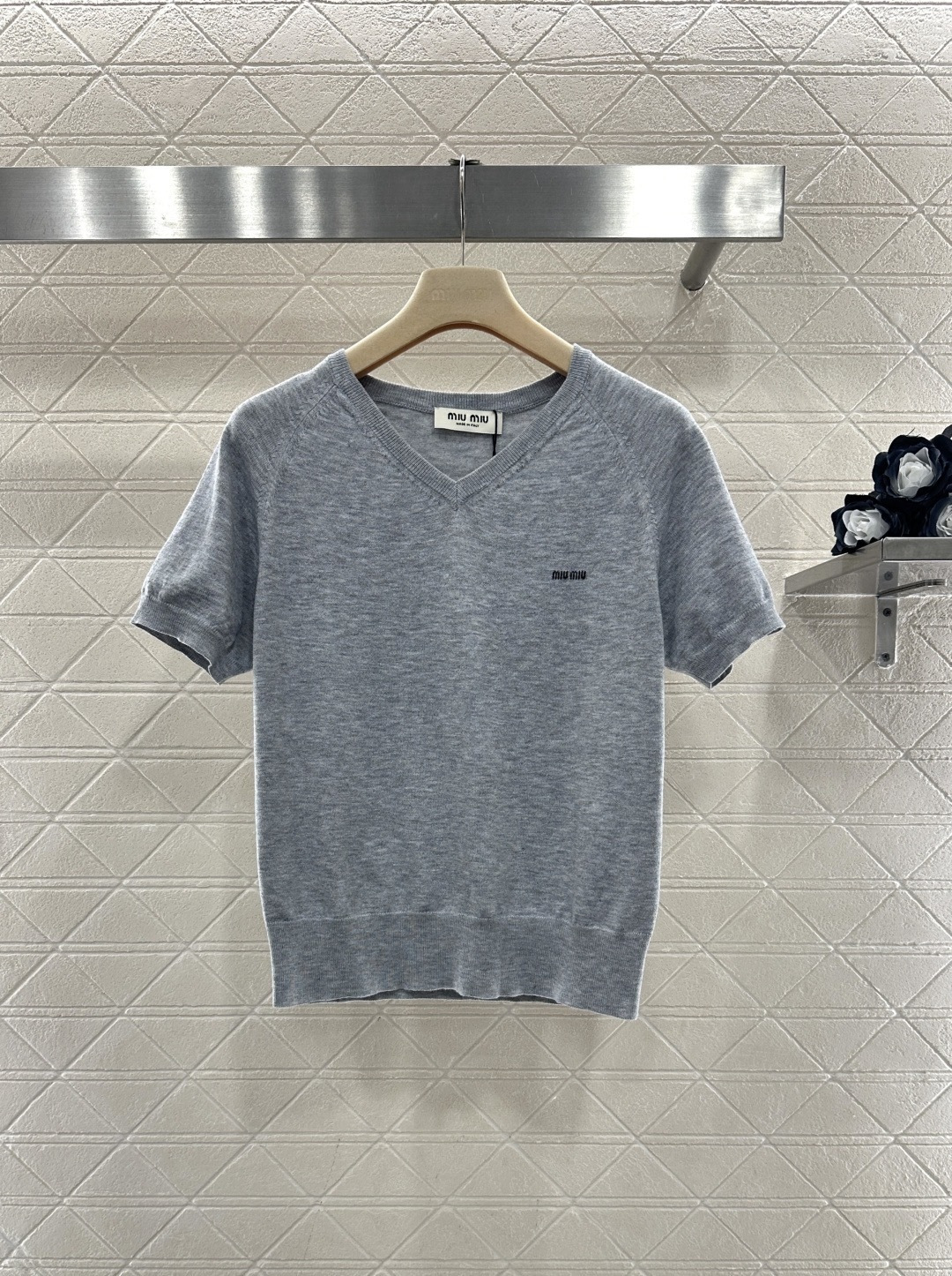 NO:708659,MiuMiu gray knitted short-sleeved T-shirt, soft and skin-friendly fabric, breathable and comfortable, very suitable for summer. The V-neck design modifies the neck line, simple and elegant, and the brand embroidery on the chest is low-key and recognizable. The gray color is versatile and can be easily worn for commuting and leisure. It goes well with jeans or skirts. It has a slim fit and neat tailoring. It is suitable for sisters who like simple style! Size SML,,miumiu,skirts,jeans,T-shirt,tees,t-shirt,19860909MiuMiu灰色针织短袖T恤,柔软亲肤面料,透气舒适,夏天穿超合适,V领设计修饰颈部线条,简约大方,胸前品牌刺绣低调又有辨识度,灰色百搭,通勤休闲都能轻松驾驭,搭配牛仔裤或半裙都很出彩,版型修身,剪裁利落,适合喜欢简约风的姐妹们! 码数SML,,miumiu,skirts,jeans,T-shirt,tees，t-shirt,,Women's clothing