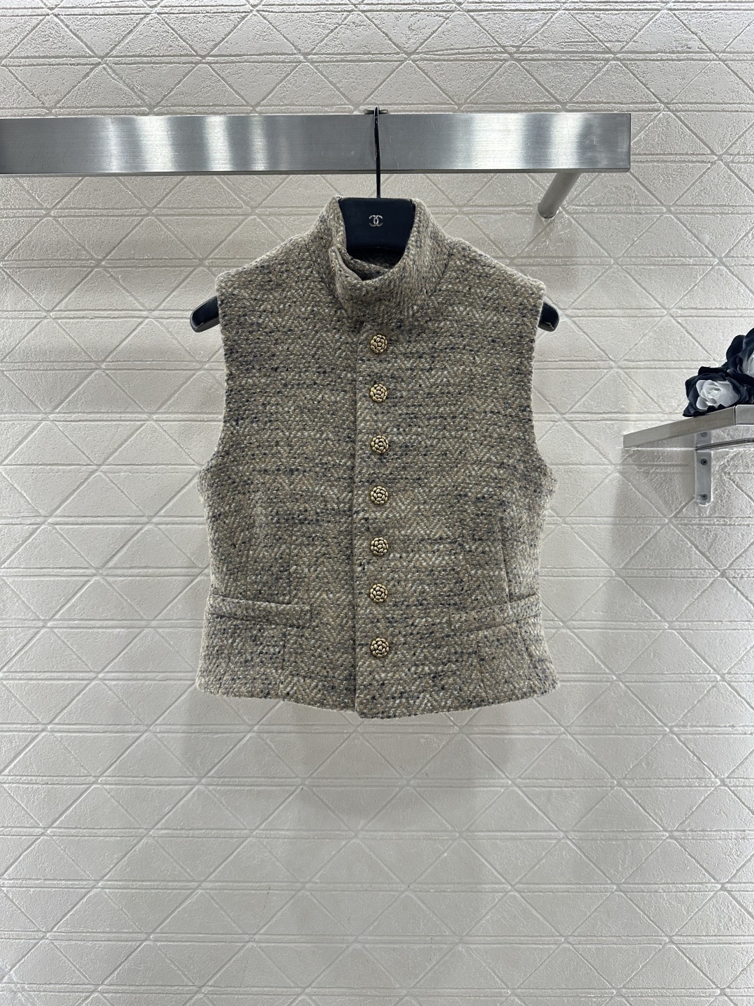 NO:684723,Vest, trousers Loro Piana tweed wide-leg pants suit, this tweed wide-leg pants suit is made of wool, alpaca blend, mulberry silk lining, super high-end texture, high-waisted wide-leg pants + sleeveless short jacket, retro and elegant, super 'old money style' atmosphere for autumn and winter wear, tweed texture + exquisite buttons, perfect details, can be easily managed for work commuting or formal occasions, with both temperament and comfort, it is a must-have for high-end wear!  Size SML,,loro piana,jackets & coats,19860909马甲 长裤Loro Piana粗花呢阔腿裤套装,这套粗花呢阔腿裤套装,采用羊毛,羊驼毛混纺,内里桑蚕丝,质感超高级,高腰阔腿裤+无袖短外套,复古优雅,秋冬穿超有'老钱风'氛围感,粗花呢纹理+精致纽扣,细节满分,职场通勤或正式场合都能轻松驾驭,气质与舒适兼备,是高端穿搭必选! 码数SML,,loro piana,jackets & coats,,Women's clothing