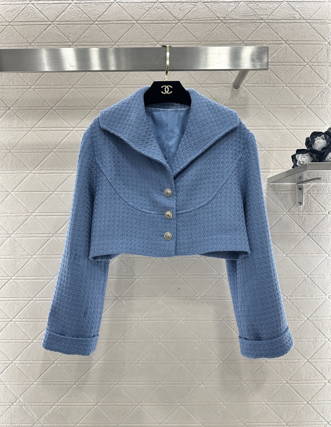 NO:684753,Chanel Chanel 2026 resort series blue navy collar jacket and trousers suit, made of textured tweed, light and thin texture, very suitable for spring and autumn, navy collar + three metal buttons, retro and practical, short cut, paired with a high-waisted skirt or trousers, you can easily create a college style or vacation style, inspired by the resort life on Lake Como, elegant and casual, can be easily worn in daily or light formal occasions!  Size SML,,chanel,chanel,skirts,jackets & coats,19860909Chanel香奈儿2026度假系列蓝色海军领外套长裤套装,采用肌理感粗花呢,质地轻薄,春秋季穿着超合适,海军领+三颗金属纽扣,复古又实穿,短款剪裁,搭配高腰裙或裤装,轻松打造学院风or度假风,灵感来自科莫湖畔度假生活,优雅随性,日常或轻正式场合都能轻松驾驭！ 码数SML,,chanel,chanel,skirts,jackets & coats,,Women's clothing