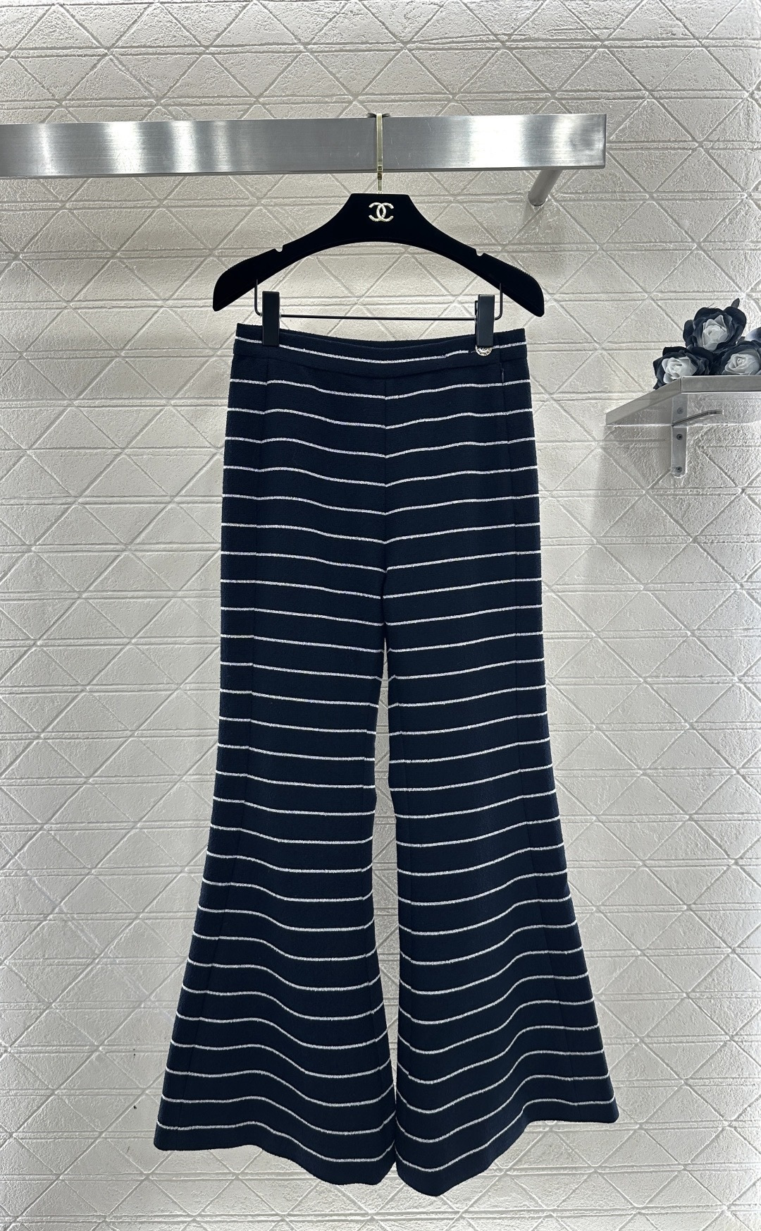 NO:684761,Chanel26C early spring vacation series striped suit, navy blue + white horizontal stripes, classic navy design, gold buttons embellishment, super texture, loose top, slightly trousers, comfortable and fashionable, soft and skin-friendly cotton fabric, easy to manage for daily commuting or vacation, inspired by Lake Como, full of French elegance and free vacation atmosphere, it is one of Chanel's iconic items! Size SML,,chanel,19860909Chanel26C早春度假系列条纹套装,藏青+白色横条纹,经典海军风设计,金色纽扣点缀超有质感,上衣宽松,裤子微喇,舒适又时髦,棉质面料柔软亲肤,日常通勤或度假都能轻松驾驭,灵感来自科莫湖,法式优雅与自由度假氛围满满,是 Chanel标志性单品之一! 码数SML,,chanel,,Women's clothing