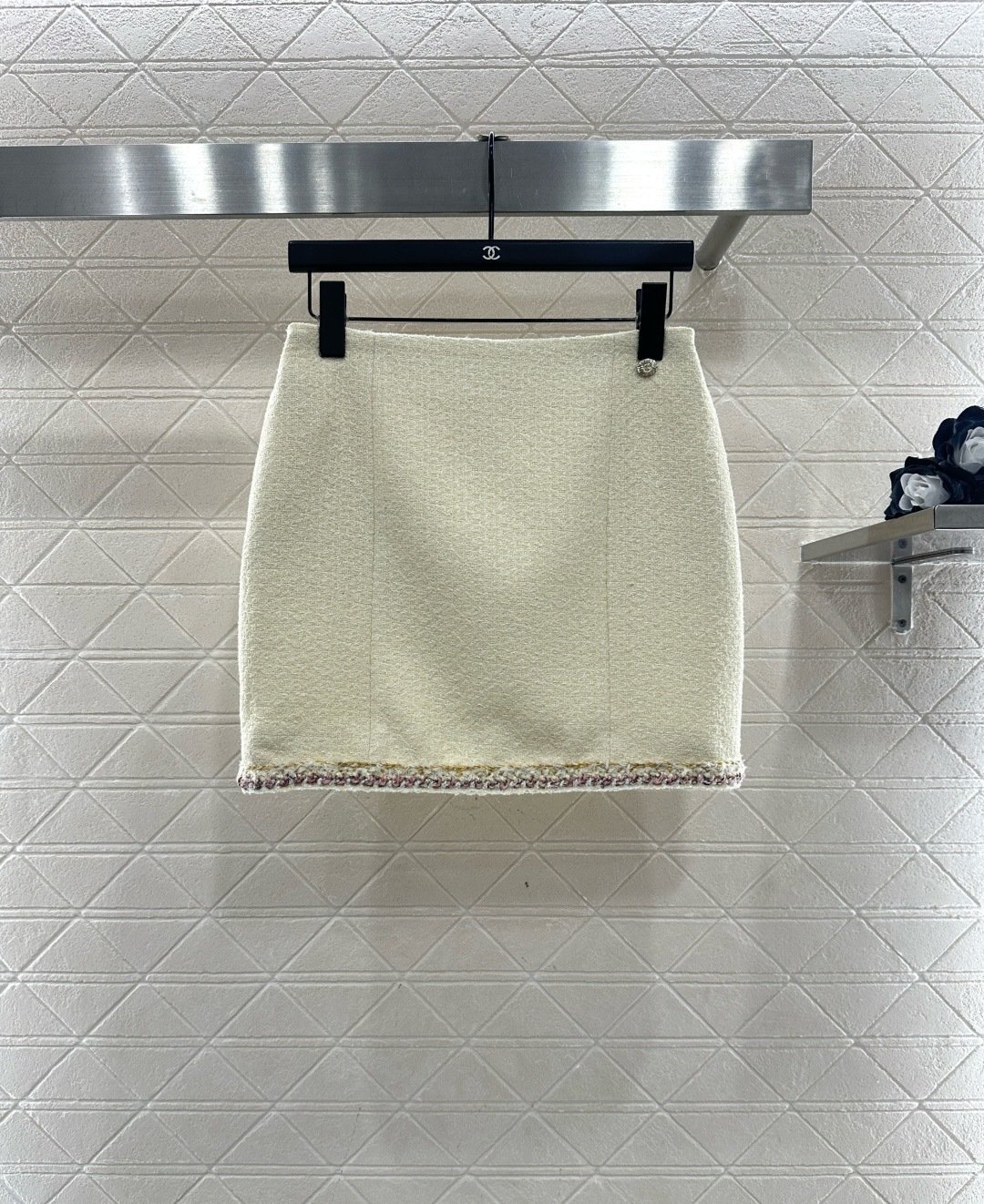 NO:684647,Chanel26C early spring vacation series cream yellow tweed suit, including round neck jacket + skirt, classic tweed material, pink braided edge embellishment, exquisite and elegant, single-breasted jacket + double pockets, neat tailoring, skirt of the same color, echoing skirt details, overall gentle and white, suitable for a variety of skin colors, daily commuting, dating, vacation can be easily controlled, paired with simple inner wear and accessories, easily get French high-end style!  Size SML,,chanel,skirts,jackets & coats,19860909Chanel26C早春度假系列奶黄色粗花呢套装,包含圆领外套+半裙,经典粗花呢材质,粉色编织边点缀,精致优雅,外套单排扣+双口袋,剪裁利落,半裙同色系,裙摆细节呼应,整体温柔显白,适合多种肤色,日常通勤,约会,度假都能轻松驾驭,搭配简约内搭和配饰,轻松get法式高级感穿搭！ 码数SML,,chanel,skirts,jackets & coats,,Women's clothing