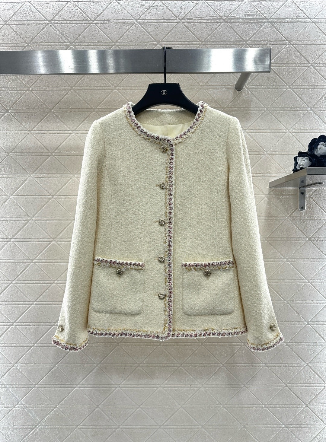 NO:684658,Chanel26C early spring vacation series cream yellow tweed suit, including round neck jacket + skirt, classic tweed material, pink braided edge embellishment, exquisite and elegant, single-breasted jacket + double pockets, neat tailoring, skirt of the same color, echoing skirt details, overall gentle and white, suitable for a variety of skin colors, daily commuting, dating, vacation can be easily controlled, paired with simple inner wear and accessories, easily get French high-end style!  Size SML outside,,chanel,skirts,jackets & coats,19860909Chanel26C早春度假系列奶黄色粗花呢套装,包含圆领外套+半裙,经典粗花呢材质,粉色编织边点缀,精致优雅,外套单排扣+双口袋,剪裁利落,半裙同色系,裙摆细节呼应,整体温柔显白,适合多种肤色,日常通勤,约会,度假都能轻松驾驭,搭配简约内搭和配饰,轻松get法式高级感穿搭！ 码数SML 外,,chanel,skirts,jackets & coats,,Women's clothing