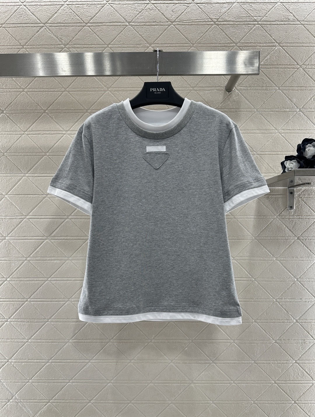 NO:684686,Prada gray fake two-piece T-shirt, classic round neck design, soft knitted fabric, comfortable and breathable to wear, fake two-piece layering, white inner trim + triangle logo on the chest, low-key and recognizable, gray and versatile, easy to wear for daily commuting and casual outings, it goes well with jeans or skirts, simple and advanced style, practical and fashionable, it is a must-have item in the wardrobe!  Size SML,,prada,skirts,jeans,tees,t-shirt,19860909Prada灰色假两件T恤,经典圆领设计,柔软针织面料,穿着舒适透气,假两件层次感,白色内层边饰+胸前三角标,低调又有辨识度,灰色百搭,日常通勤,休闲出街都能轻松驾驭,搭配牛仔裤或半身裙都很OK,简约高级风格,实用又时髦,是衣橱必备单品！ 码数SML,,prada,skirts,jeans,tees，t-shirt,,Women's clothing