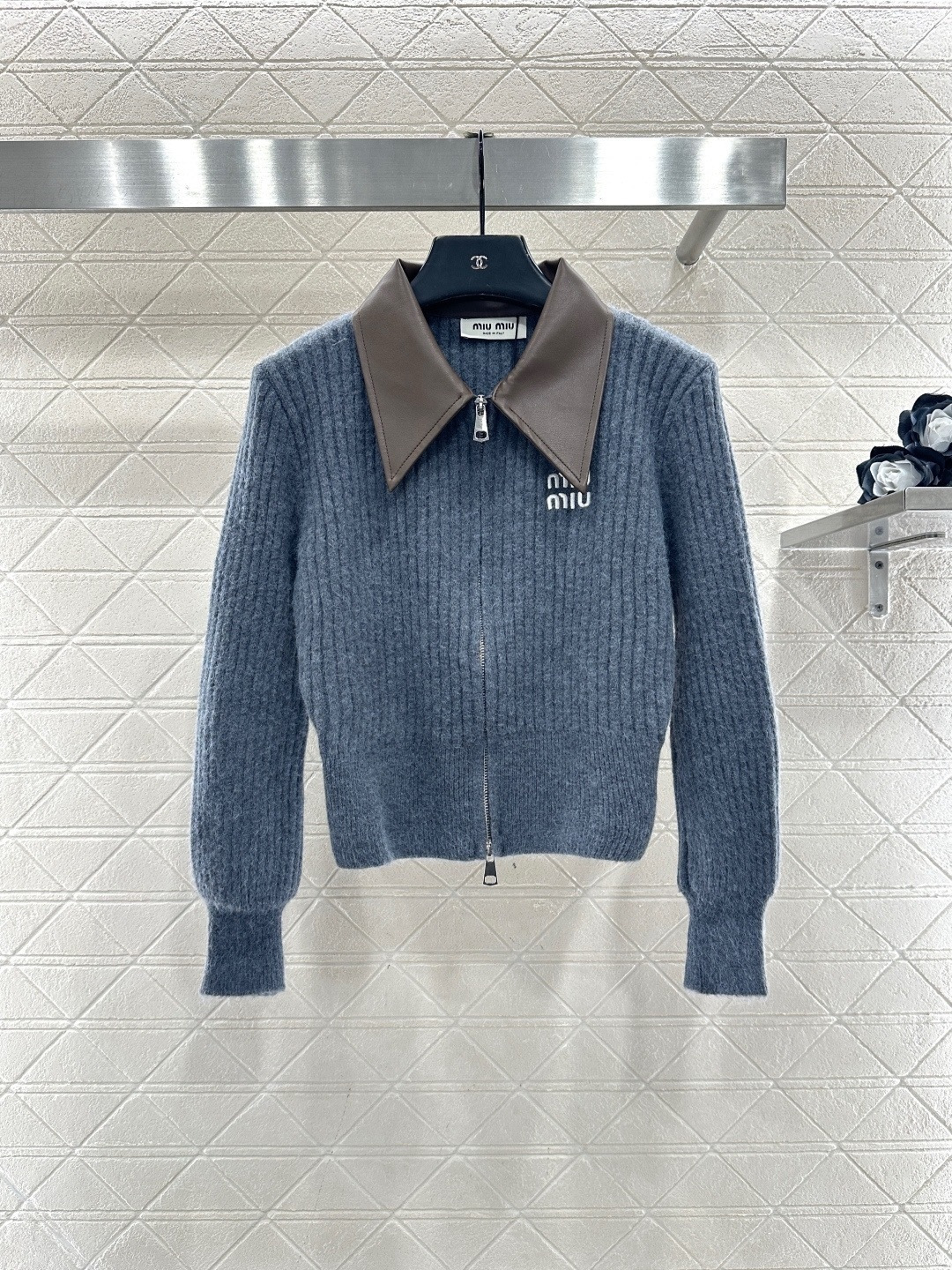 NO:684668,MiuMiu leather lapel knitted cardigan, this leather lapel knitted cardigan is made of high-grade gray-blue knitted fabric with brown leather lapels. It is simple and detailed. It has a double zipper design on the front and is easy to put on and take off. The brand embroidery on the chest is very recognizable. The knitted part is soft and warm. It is very suitable for autumn and winter. It has an overall Korean style and can be easily worn for commuting and leisure. It looks slim and fashionable when paired with high-waisted pants or skirts! Size SML,,miumiu,skirts,19860909MiuMiu拼皮翻领针织开衫,这款拼皮翻领针织开衫,采用高级灰蓝色针织面料,搭配棕色皮质翻领,简约又有细节感,正面双拉链设计,穿脱方便,胸前品牌刺绣超有辨识度,针织部分柔软保暖,秋冬穿超合适,整体韩系风格,通勤休闲都能轻松驾驭,搭配高腰裤或半身裙,显瘦又时髦! 码数SML,,miumiu,skirts,,Women's clothing