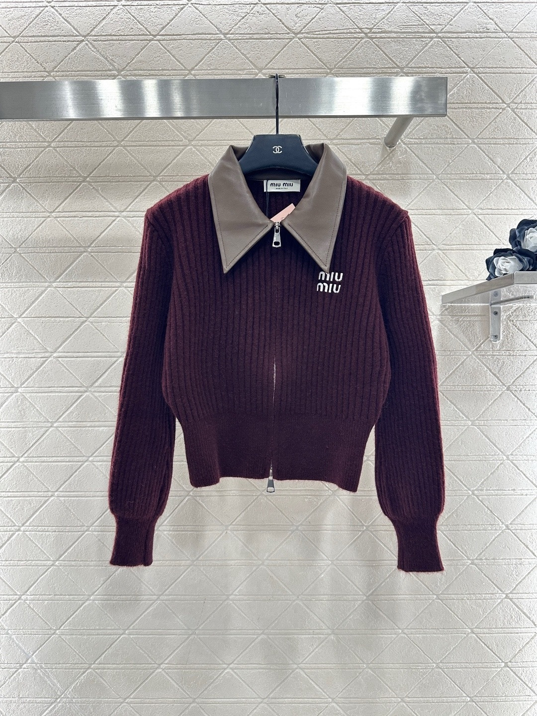 NO:684676,MiuMiu leather lapel knitted cardigan, this leather lapel knitted cardigan is made of high-grade gray-blue knitted fabric with brown leather lapels. It is simple and detailed. It has a double zipper design on the front and is easy to put on and take off. The brand embroidery on the chest is very recognizable. The knitted part is soft and warm. It is very suitable for autumn and winter. It has an overall Korean style and can be easily worn for commuting and leisure. It looks slim and fashionable when paired with high-waisted pants or skirts! Size SML,,miumiu,skirts,19860909MiuMiu拼皮翻领针织开衫,这款拼皮翻领针织开衫,采用高级灰蓝色针织面料,搭配棕色皮质翻领,简约又有细节感,正面双拉链设计,穿脱方便,胸前品牌刺绣超有辨识度,针织部分柔软保暖,秋冬穿超合适,整体韩系风格,通勤休闲都能轻松驾驭,搭配高腰裤或半身裙,显瘦又时髦! 码数SML,,miumiu,skirts,,Women's clothing