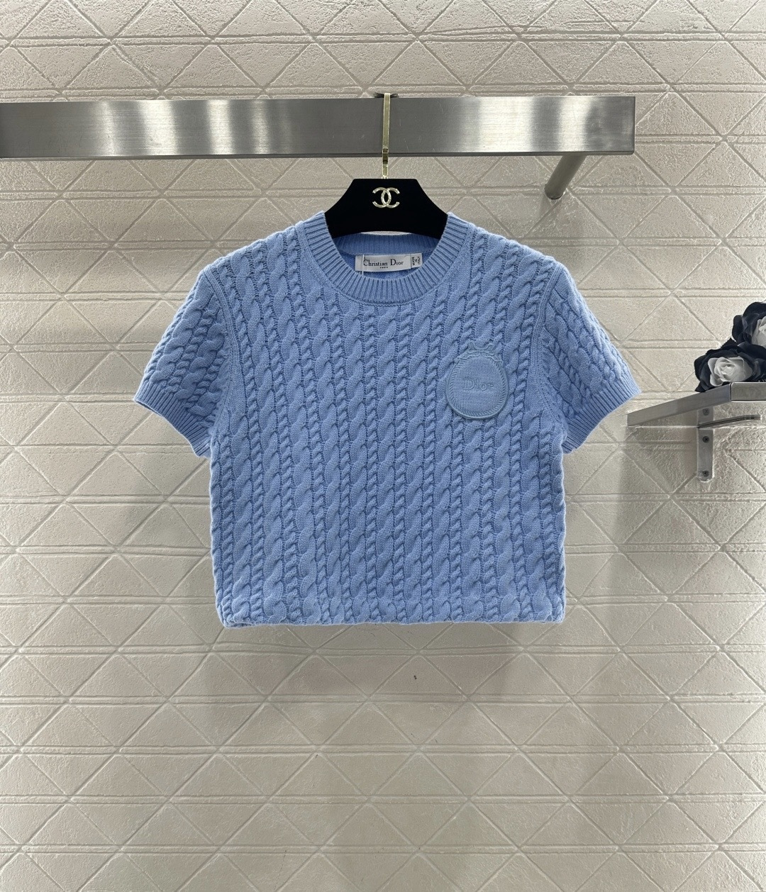 NO:686132,Dior 2026 catwalk style twist knitted short-sleeve, made of high-quality knitted fabric, soft and comfortable, super refreshing for summer wear, twist texture + Dior logo on the chest, perfect recognition, round neck and shoulder design, simple and elegant, fresh and elegant light blue tone, easy to manage for commuting and leisure, paired with shorts or skirts, easy to get the salty and mature style, fashionable and practical, it is a must-have item for the summer wardrobe! Size SML,,dior,skirts,shorts,T-shirt,19860909Dior2026走秀款麻花针织短袖,采用高品质针织面料,柔软舒适,夏天穿超清爽,麻花纹理+胸前Dior标志,辨识度满分,圆领正肩设计,简约大方,浅蓝色调清新优雅,通勤休闲都能轻松驾驭,搭配短裤或半裙,轻松get盐系轻熟风,时尚又实用,是夏季衣橱必备单品! 码数SML,,dior,skirts,shorts,T-shirt,,Women's clothing