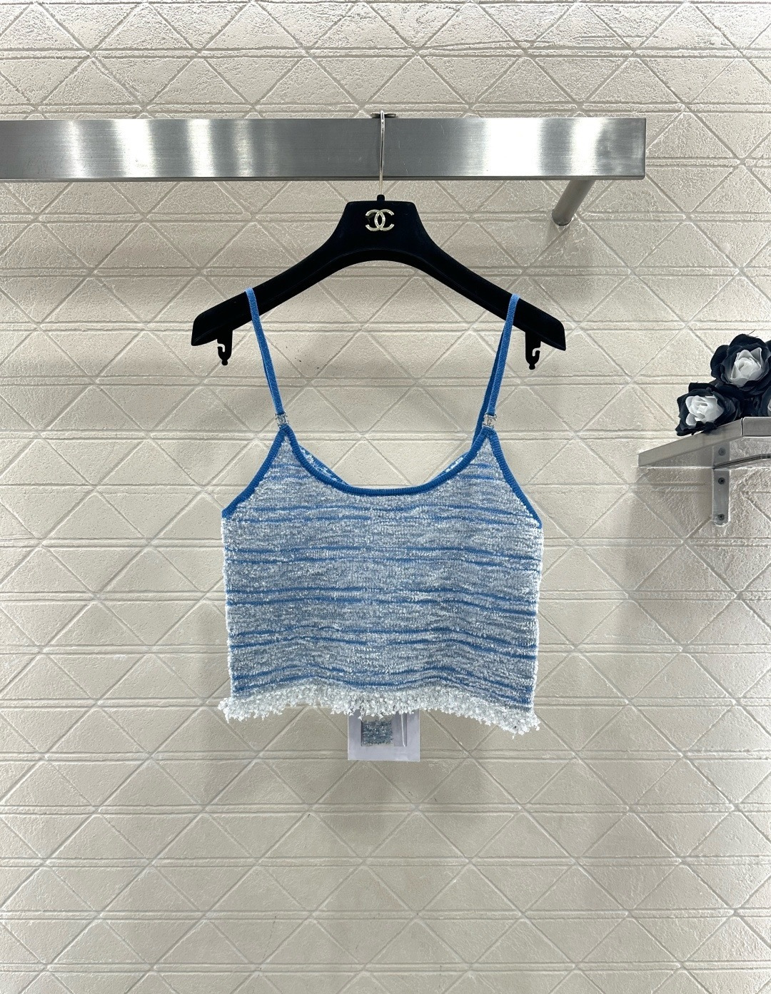 NO:686147,Chanel Chanel 2026 early spring vacation series blue sequined camisole, blended with cotton and wool yarn, embellished with sequins, high-end and sparkling texture, flat neck + double C rhinestone suspenders, full of brand sense, tassel design on the hem, light and delicate, blue and white stripes are super fresh, the first choice for spring and summer wear, can be worn alone or as an inner layer, and it is great for daily or vacation! Size SML,,chanel,chanel,19860909Chanel香奈儿2026早春度假系列蓝色亮片吊带背心,棉毛纱线混纺,点缀亮片,质感高级又闪耀,平口领+双C水钻吊带,品牌感满满,衣摆流苏设计,轻盈精致,蓝白条纹超清新,春夏穿搭首选,可单穿也能做内搭,日常或度假都很出彩! 码数SML,,chanel,chanel,,Women's clothing