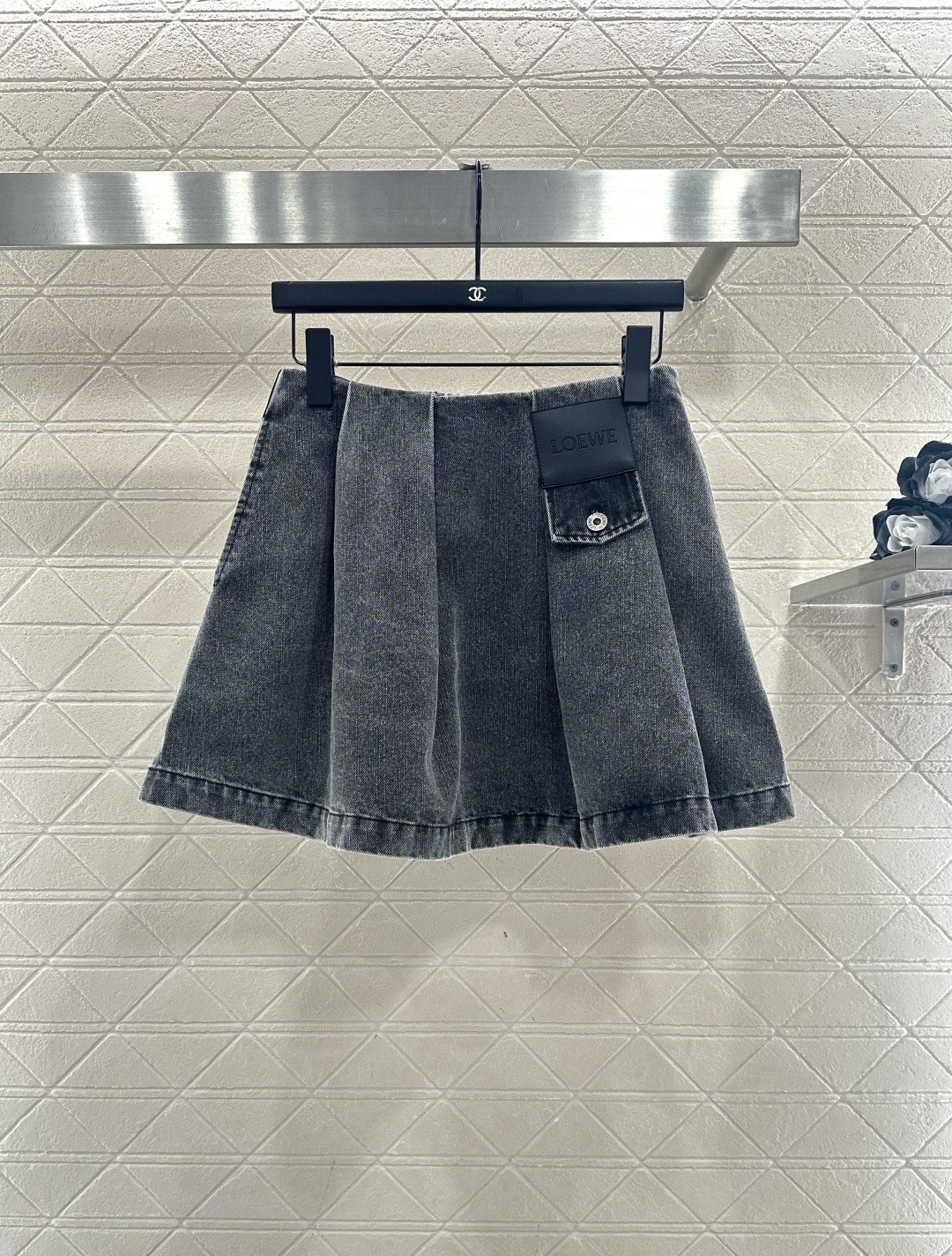 NO:686164,Loewe 2026 early spring series denim pleated denim skirt, made of high-quality denim, A-line tailoring + pleated design, smart and slim legs, front leather logo stitching pockets, perfect details, high brand recognition, moderate skirt length, perfect for spring and summer, looks great with short sleeves, sweaters or jackets, youthful and youthful yet full of high-end, it is one of the classic and versatile items!  Size SML,,loewe,skirts,jackets & coats,sweaters,T-shirt,19860909Loewe 2026早春系列丹宁百褶牛仔裙,采用高品质牛仔布,A字剪裁+百褶设计,灵动又显腿细,正面皮革Logo拼接口袋,细节满分,品牌辨识度超高,裙长适中,春夏穿超合适,搭配短袖,毛衣或外套都很出彩,青春减龄又高级感满满,是经典百搭单品之一！ 码数SML,,loewe,skirts,jackets & coats,sweaters,T-shirt,,Women's clothing