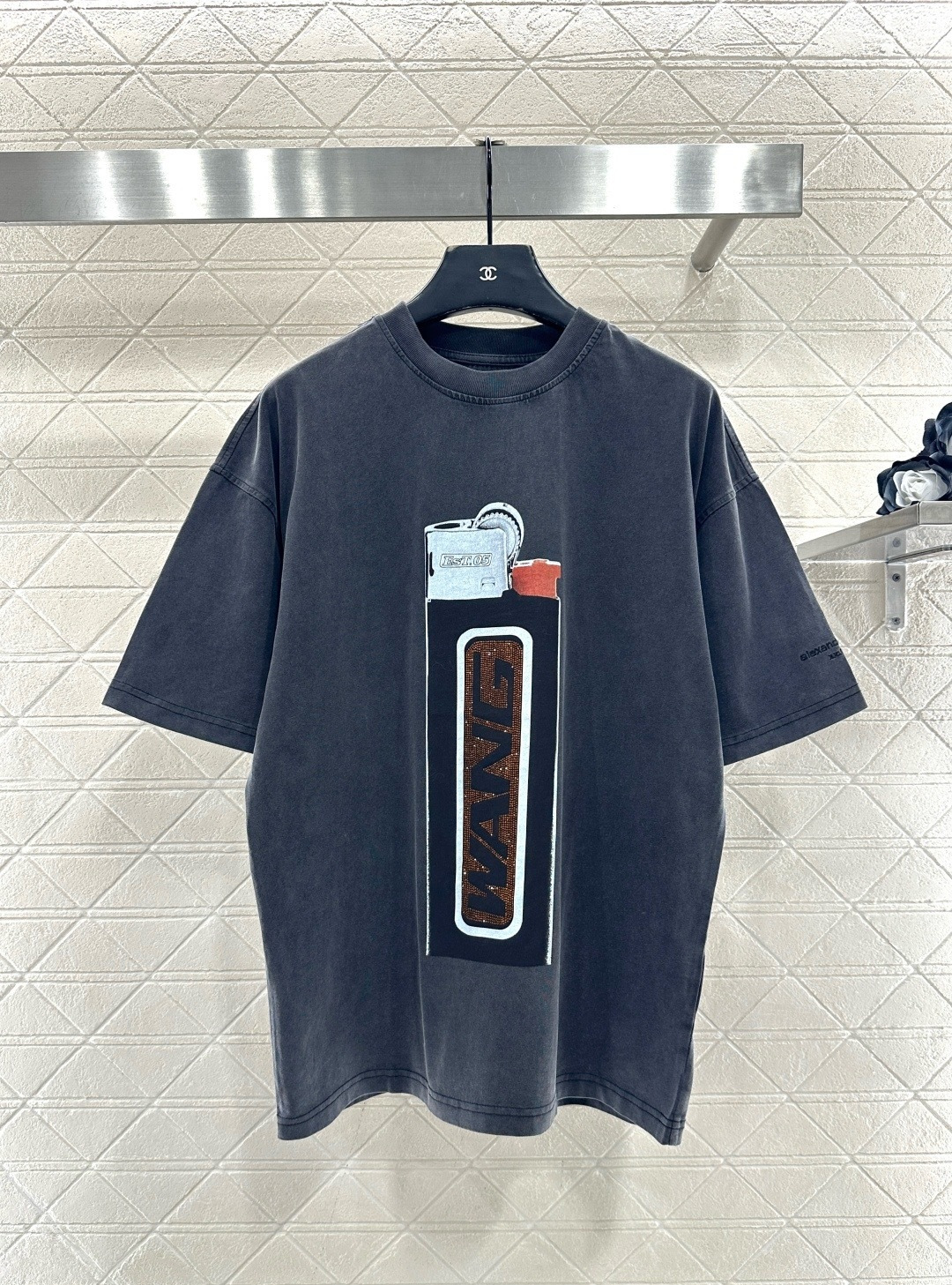 NO:686156,AlexanderWang lighter hot diamond T-shirt, this lighter hot diamond T-shirt, retro black and gray tones + lighter hot diamond on the front, super recognizable, high-quality cotton, comfortable and breathable to wear, loose fit that can be easily worn by men and women, can be worn alone or layered, wasteland style + street style, looks great with jeans and overalls, can be easily held in daily outings and parties! Size SML, jeans, tees, t-shirt,19860909AlexanderWang打火机烫钻T恤,这款打火机烫钻T恤,复古黑灰色调+正面打火机烫钻,超有辨识度,高品质棉料,穿着舒适透气,宽松版型男女都能轻松驾驭,单穿or内搭都OK ,废土风+街头感,搭配牛仔裤,工装裤都很出彩,日常出街,聚会都能轻松 hold住! 码数SML,,jeans,tees，t-shirt,,Women's clothing