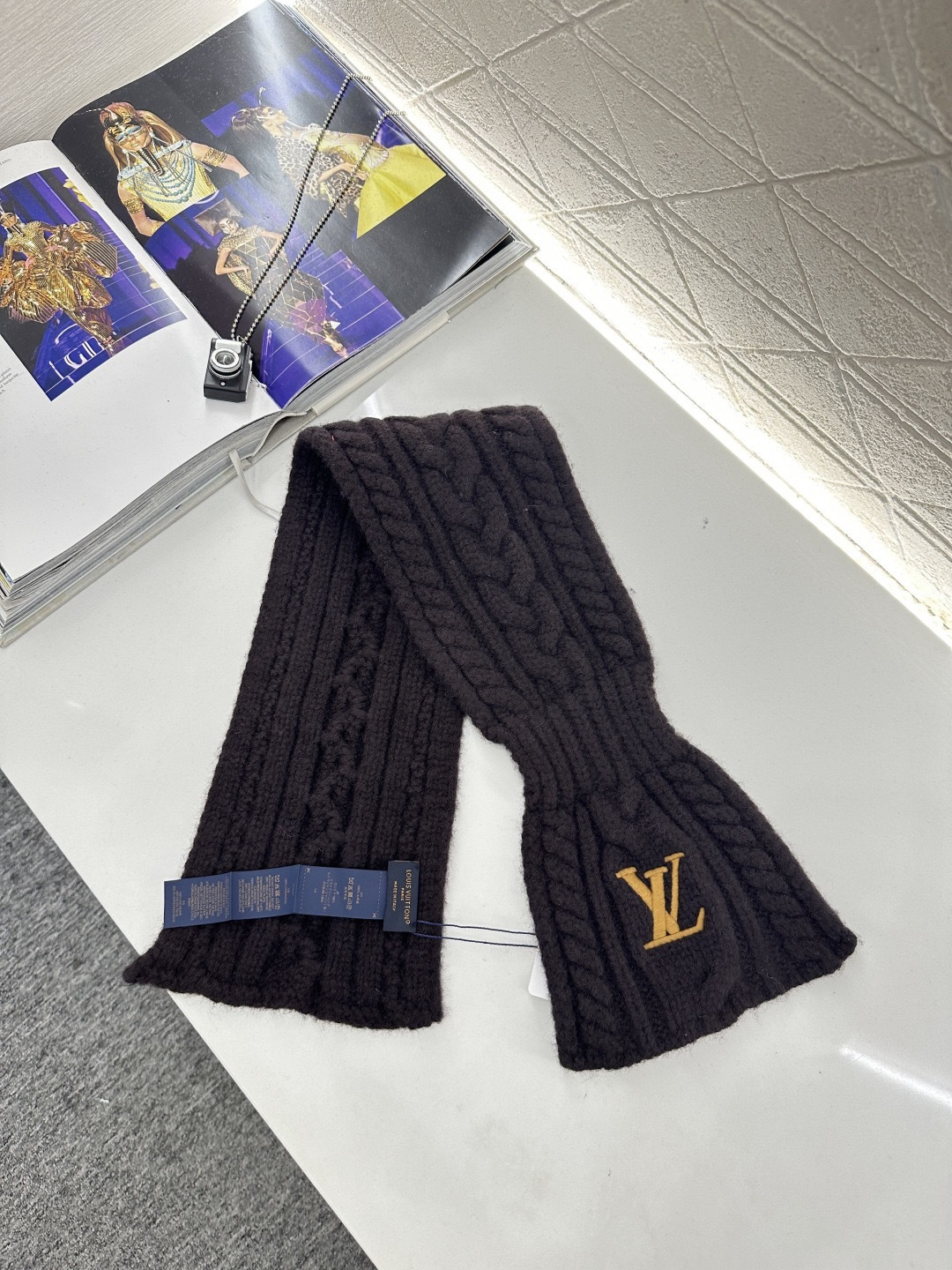 NO:686143,LV MINI CABLE scarf, the scarf is made of merino wool, soft and warm, a must-have for autumn and winter! Classic cable knit + LV embroidered logo, low-key luxury, beige and versatile, easy to match with various outfits, short design is easy to carry, suitable for commuting or traveling, pocket design is super convenient, no need to tie, easy concave shape, practical and fashionable!,, louis vuitton,19860909LV MINI CABLE围巾,围巾采用美利奴羊毛,柔软又保暖,秋冬必备!经典绞花针织+LV刺绣Logo,低调奢华,米色百搭,轻松搭配各种穿搭,短款设计方便携带,通勤或旅行都很适合,插兜式设计超方便,无需打结,轻松凹造型,实用又时髦!,,louis vuitton,,Women's clothing