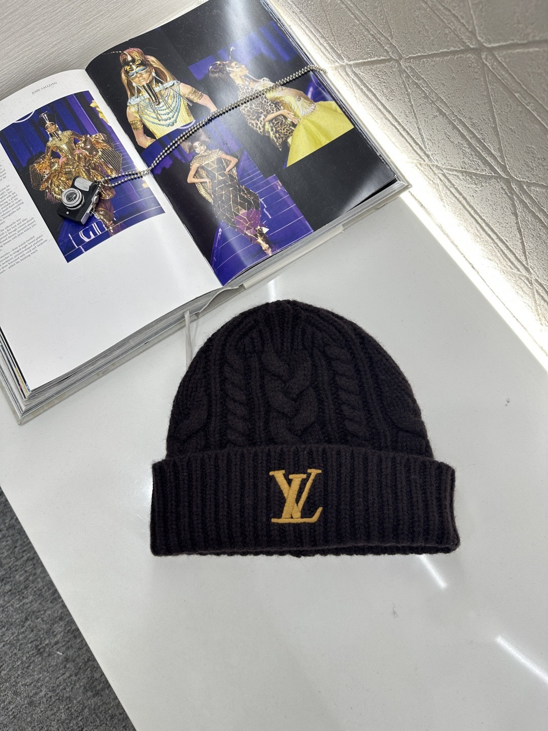 NO:686138,LV twist knitted hat, this twist knitted hat is made of high-quality wool blend, soft and warm, a must-have for autumn and winter, classic 'LV' embroidery on the front, low-key luxury, twist texture design, full of retro feel, versatile and easy to wear, whether for leisure or commuting, fashionable and practical, it is the finishing touch of autumn and winter!,, louis vuitton, hats,19860909LV麻花针织帽,这款麻花针织帽,采用高品质羊毛混纺,柔软又保暖,秋冬必备,正面经典'LV'刺绣,低调奢华,麻花纹理设计,复古感满满,百搭不挑人,无论休闲还是通勤都能轻松驾驭,时尚又实用,是秋冬穿搭的点睛之选!,,louis vuitton,hats,,Women's clothing