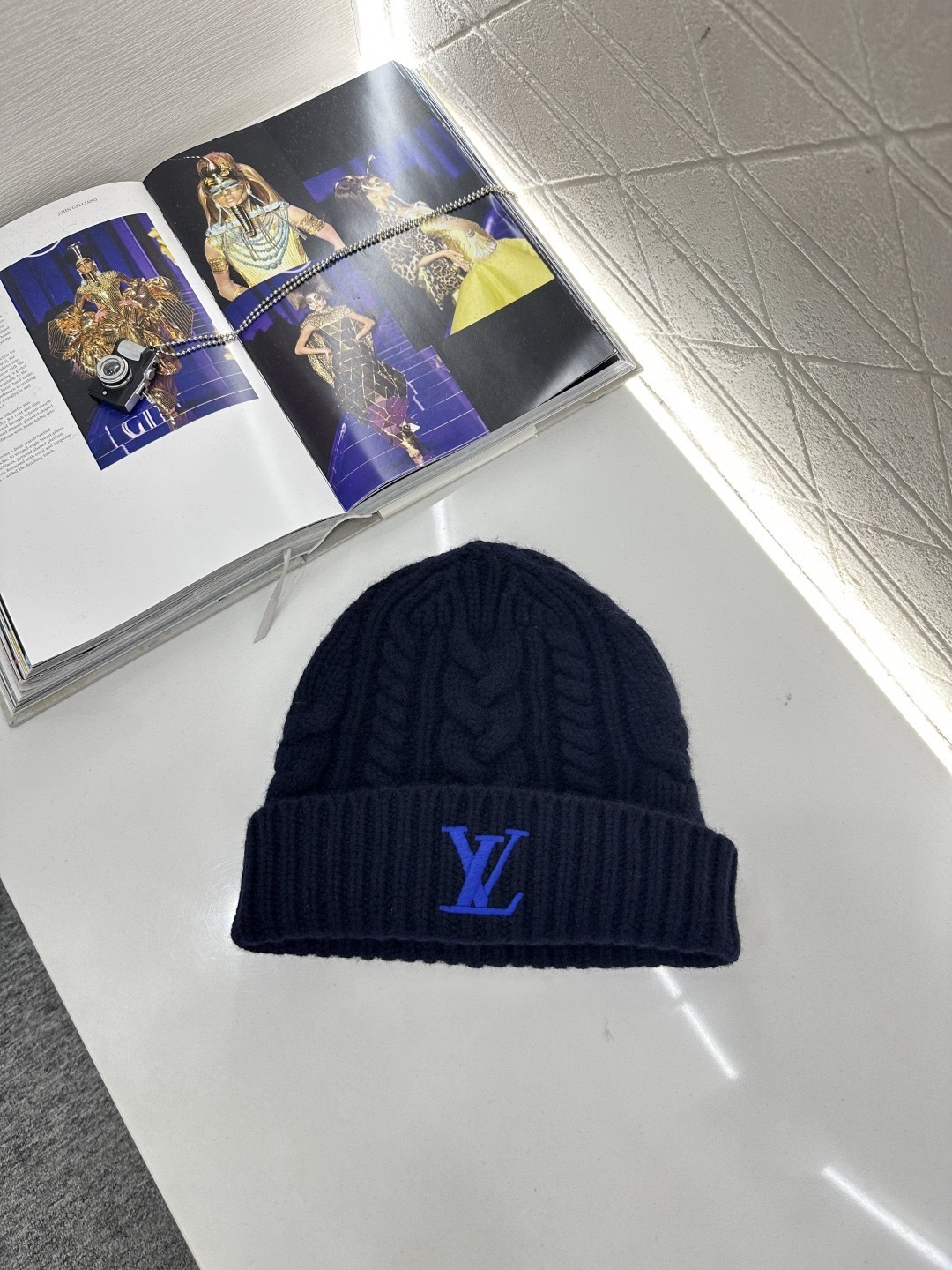 NO:686190,LV twist knitted hat, this twist knitted hat is made of high-quality wool blend, soft and warm, a must-have for autumn and winter, classic 'LV' embroidery on the front, low-key luxury, twist texture design, full of retro feel, versatile and easy to wear, whether for leisure or commuting, fashionable and practical, it is the finishing touch of autumn and winter!,, louis vuitton, hats,19860909LV麻花针织帽,这款麻花针织帽,采用高品质羊毛混纺,柔软又保暖,秋冬必备,正面经典'LV'刺绣,低调奢华,麻花纹理设计,复古感满满,百搭不挑人,无论休闲还是通勤都能轻松驾驭,时尚又实用,是秋冬穿搭的点睛之选!,,louis vuitton,hats,,Women's clothing