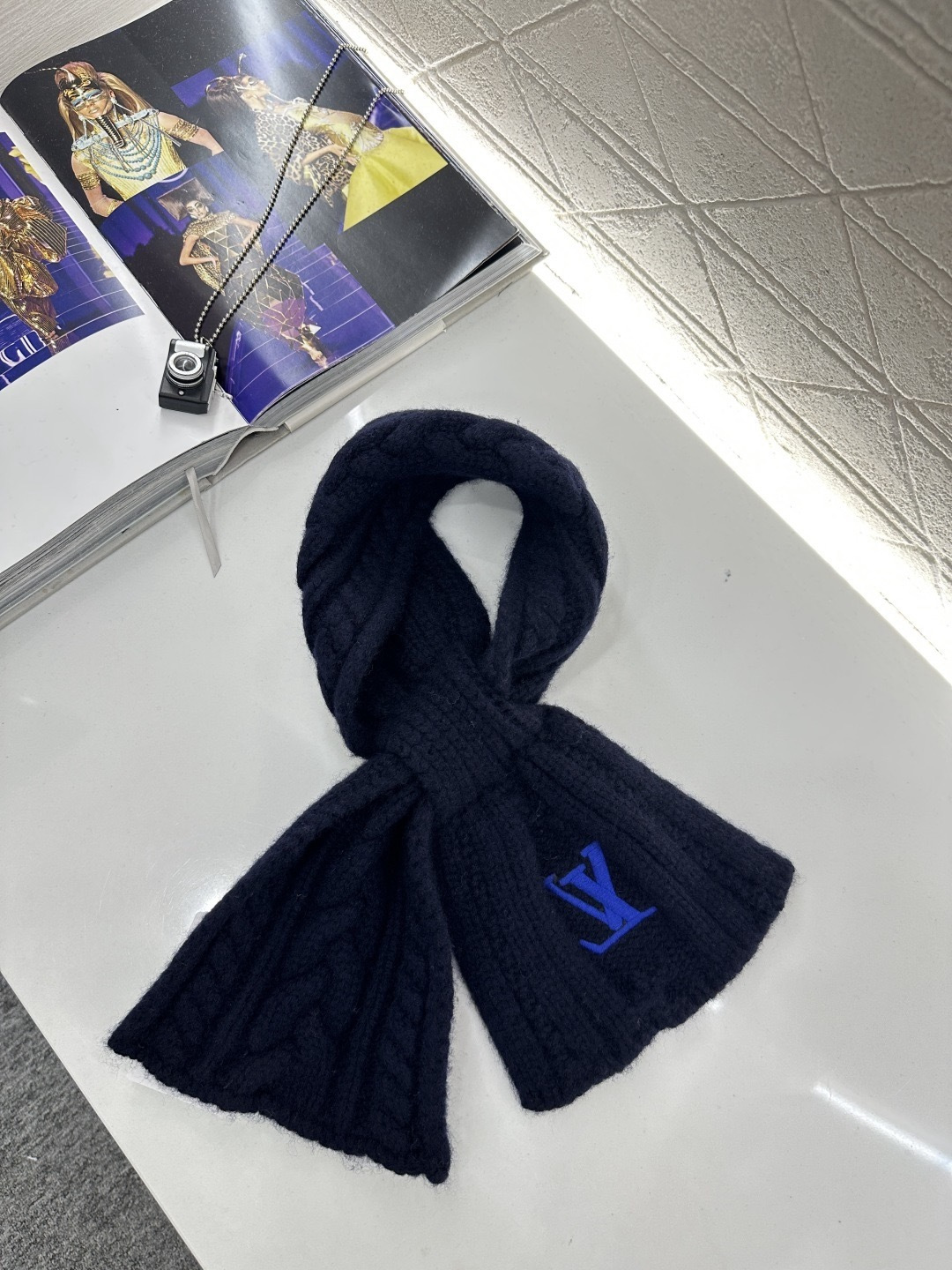 NO:686191,LV MINI CABLE scarf, the scarf is made of merino wool, soft and warm, a must-have for autumn and winter! Classic cable knit + LV embroidered logo, low-key luxury, beige and versatile, easy to match with various outfits, short design is easy to carry, suitable for commuting or traveling, pocket design is super convenient, no need to tie, easy concave shape, practical and fashionable!,, louis vuitton,19860909LV MINI CABLE围巾,围巾采用美利奴羊毛,柔软又保暖,秋冬必备!经典绞花针织+LV刺绣Logo,低调奢华,米色百搭,轻松搭配各种穿搭,短款设计方便携带,通勤或旅行都很适合,插兜式设计超方便,无需打结,轻松凹造型,实用又时髦!,,louis vuitton,,Women's clothing