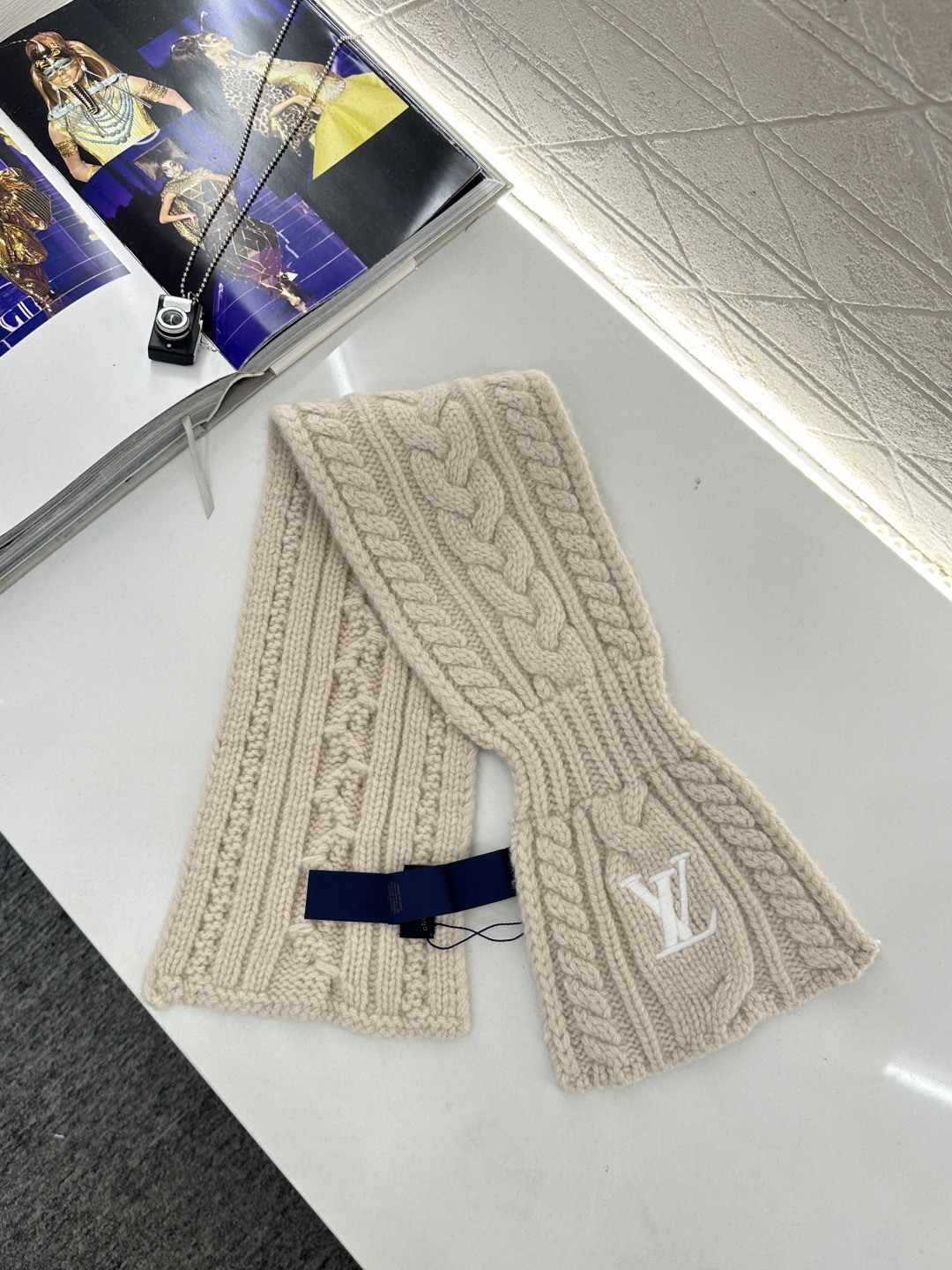 NO:686125,LV MINI CABLE scarf, the scarf is made of merino wool, soft and warm, a must-have for autumn and winter! Classic cable knit + LV embroidered logo, low-key luxury, beige and versatile, easy to match with various outfits, short design is easy to carry, suitable for commuting or traveling, pocket design is super convenient, no need to tie, easy concave shape, practical and fashionable!,, louis vuitton,19860909LV MINI CABLE围巾,围巾采用美利奴羊毛,柔软又保暖,秋冬必备!经典绞花针织+LV刺绣Logo,低调奢华,米色百搭,轻松搭配各种穿搭,短款设计方便携带,通勤或旅行都很适合,插兜式设计超方便,无需打结,轻松凹造型,实用又时髦!,,louis vuitton,,Women's clothing