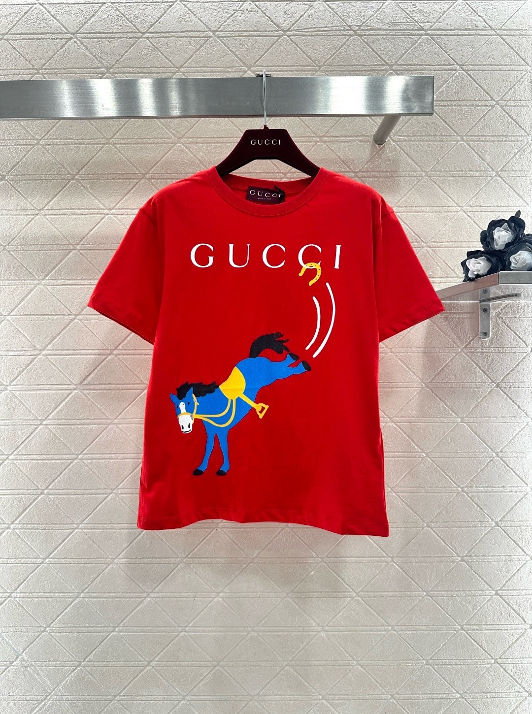 NO:686180,Gucci2026 Year of the Horse themed slim-fitting T-shirt, made of pink cotton, has cartoon horse and small animal patterns on the front, with red and green stripes, full of childlike interest, and the 'GUCCI' letters on the chest are mirrored, highly recognizable! Loose fit, comfortable to wear, suitable for daily or theme activities. The Year of the Horse theme is inspired by the Chinese zodiac culture, and the collection value is also high!  ,,gucci,tees,t-shirt,19860909Gucci2026马年主题修身T恤,粉色纯棉材质,正面有卡通马和小动物图案,搭配红绿条纹,童趣满满,胸前'GUCCI'字母采用镜像设计,辨识度超高!宽松版型,穿着舒适,日常或主题活动都很适合.马年主题灵感源自中国生肖文化,收藏价值也很高！,,gucci,tees，t-shirt,,Women's clothing