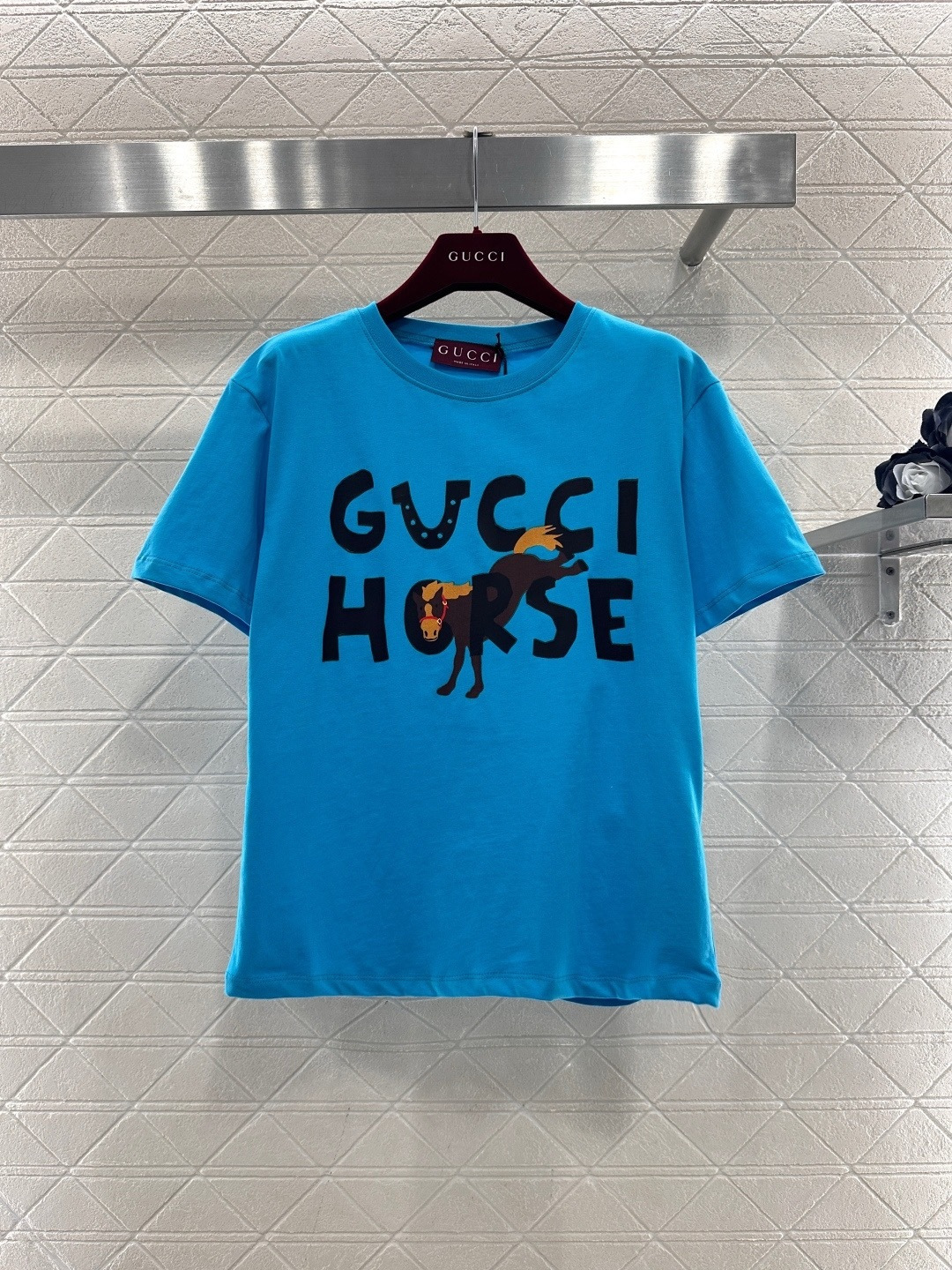 NO:686169,Gucci2026 Year of the Horse themed slim-fitting T-shirt, made of pink cotton, has cartoon horse and small animal patterns on the front, with red and green stripes, full of childlike interest, and the 'GUCCI' letters on the chest are mirrored, highly recognizable! Loose fit, comfortable to wear, suitable for daily or theme activities. The Year of the Horse theme is inspired by the Chinese zodiac culture, and the collection value is also high!  ,,gucci,tees,t-shirt,19860909Gucci2026马年主题修身T恤,粉色纯棉材质,正面有卡通马和小动物图案,搭配红绿条纹,童趣满满,胸前'GUCCI'字母采用镜像设计,辨识度超高!宽松版型,穿着舒适,日常或主题活动都很适合.马年主题灵感源自中国生肖文化,收藏价值也很高！,,gucci,tees，t-shirt,,Women's clothing