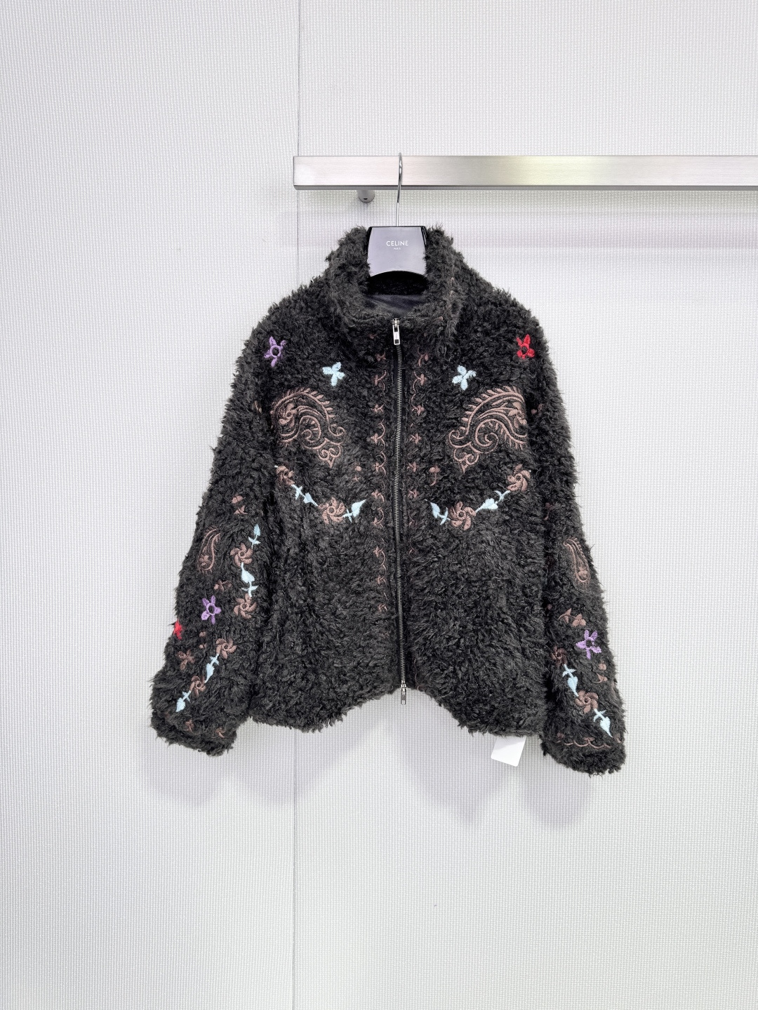 NO:686139,SQUARE CIRCLE 2025 autumn and winter new lamb wool jacket, made of dark brown lamb velvet, with fine and soft suede, perfect warmth retention, stand-up collar + zipper design, super easy to put on and take off, loose box cut, suitable for all body types. Retro western style embroidery pattern, contrasting color flowers and sprigs, full of artistic sense, easy to control for daily commuting or going out in winter, practical and fashionable, a must-have in autumn and winter! Size SML,, jackets & coats,19860909SQUARE CIRCLE方圆2025秋冬新款羊羔毛外套,深棕羊羔绒材质,绒面细腻柔软,保暖力满分,立领+拉链设计,穿脱超方便,箱型剪裁宽松,适合各种身材.复古西部风刺绣花纹,撞色小花小枝,艺术感十足,日常通勤或冬季出街都能轻松驾驭,实用又时髦,秋冬必入! 码数SML,,jackets & coats,,Women's clothing