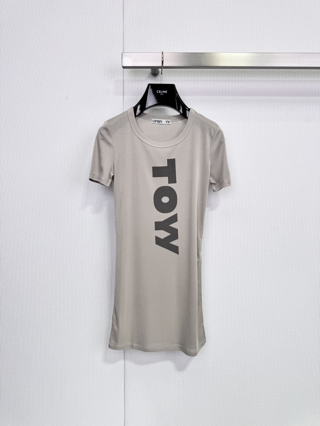 NO:686124,Korean brand OPEN YY 26 early spring series TOYY side slit T-shirt, drapey fabric + loose fit, side slit design is super slimming, modifying the body line, 'TOYY' letter printing on the front, simple and recognizable, round neck short sleeves, versatile, suitable for daily or light sports, light gray tone, great to wear alone or layered, easy to create a Korean atmosphere, fashionable and practical, suitable for you who pursue individuality!  Code number SML,,T-shirt,tees,t-shirt,19860909韩国品牌OPEN YY 26早春系列TOYY侧开衩T恤,垂感面料+宽松版型,侧边开衩设计超显瘦,修饰身形线条,正面'TOYY'字母印花,简约又有辨识度,圆领短袖百搭,日常或轻运动都OK,浅灰色调,单穿or内搭都很出彩,轻松打造韩系氛围感穿搭,时髦又实穿,适合追求个性的你！ 码数SML,,T-shirt,tees，t-shirt,,Women's clothing