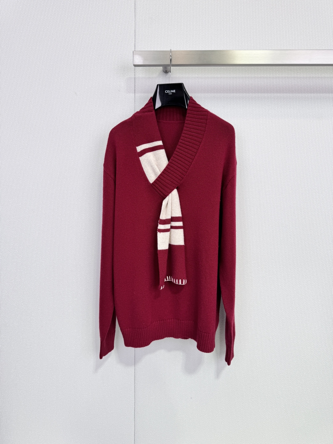 NO:686137,AnnAndelman scarf all-in-one sweater This scarf all-in-one V-neck sweater is burgundy and super white. It is made of skin-friendly merino wool. It is soft and not tied. It comes with a scarf design. It has off-white + burgundy stripes. It has perfect details and saves you the trouble of matching. It has a loose fit and a V-neck that modifies your face. It is full of autumn and winter festival atmosphere. It is super aura when you wear it during Christmas and New Year! Size SML,,sweaters,19860909AnnAndelman围巾一体式毛衣 这款围巾一体式V领毛衣,酒红色超显白,采用亲肤美利奴羊毛,软糯不扎,自带围巾设计,米白+酒红条纹,细节满分,省去搭配烦恼,宽松版型,V领修饰脸型,秋冬节日氛围感拉满,圣诞新年穿它超有气场! 码数SML,,sweaters,,Women's clothing