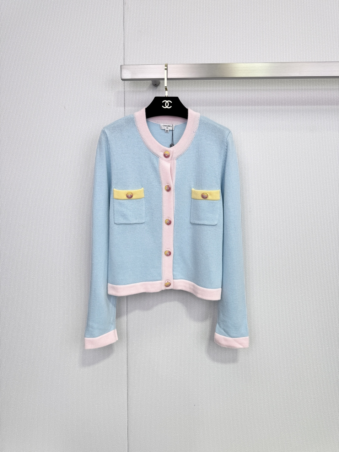 NO:686123,Chanel Xiaoxiang CoCo Series New Year Spring Garden Series Austin Pink Contrast Knitted Cardigan, the main color is Austin Pink, with light blue and yellow contrast colors, fresh and elegant, wool knitted material, soft and comfortable, round neck + metal button + double pocket design, practical and detailed, perfect for spring wear, with white jeans or light skirts, easy to get a romantic atmosphere and light social fashion positioning, commuting, dating, and daily life can be easily controlled! Size SML,,chanel,skirts,jeans,19860909Chanel小香CoCo系列新年春季花园系列奥斯汀粉撞色针织开衫,主色奥斯汀粉,搭配浅蓝和黄色撞色,清新优雅,羊毛针织材质,柔软舒适,圆领+金属纽扣+双口袋设计,实用又有细节感,春日穿搭超适合,配白色牛仔裤或浅色裙装,轻松get浪漫氛围感轻社交时装定位,通勤,约会,日常都能轻松驾驭! 码数SML,,chanel,skirts,jeans,,Women's clothing