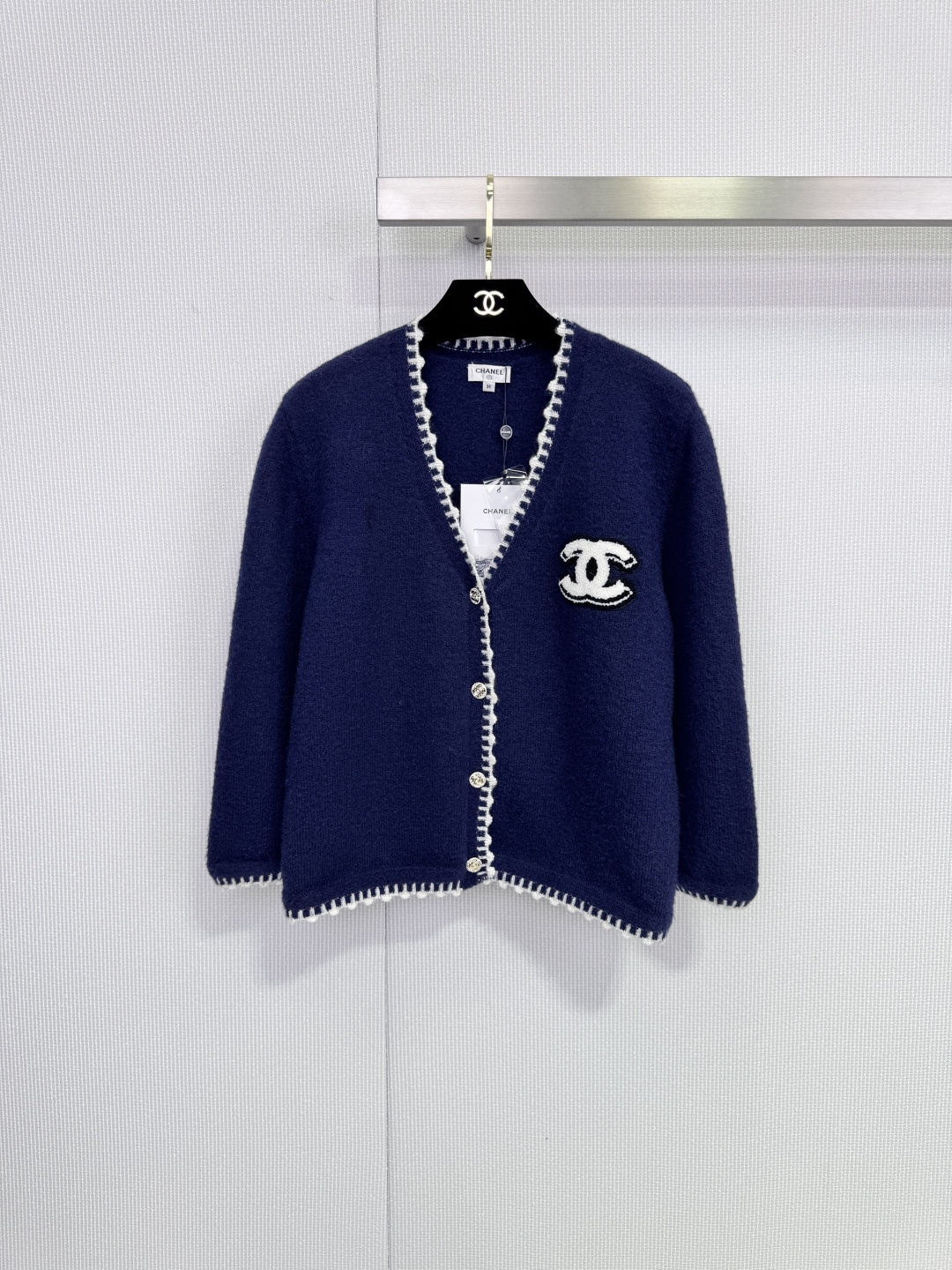 NO:686451,Chanel Chanel classic blue knitted cardigan, soft wool blend, super comfortable to wear in autumn and winter, V-neck + white piping, full details of the double C embroidered logo on the left chest, high brand recognition, metal button design, easy to put on and take off, loose fit, can be worn alone or layered, can be easily used for commuting and leisure. Size SML,,chanel,chanel,19860909Chanel香奈儿经典蓝色针织开衫,柔软羊毛混纺,秋冬穿超舒服,V领+白色滚边,细节满分左胸双C刺绣logo,品牌辨识度超高,金属纽扣设计,穿脱方便,宽松版型,单穿或叠搭都很OK,通勤休闲都能轻松驾驭. 码数SML,,chanel,chanel,,Women's clothing