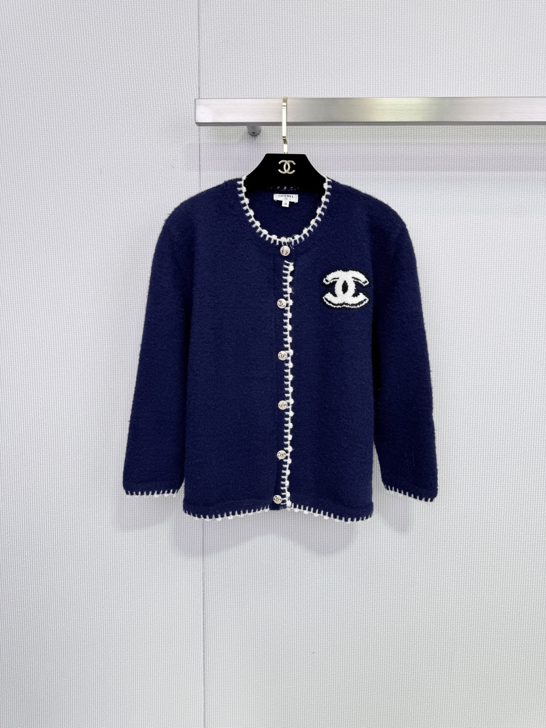 NO:686445,Chanel Chanel classic blue knitted cardigan, soft wool blend, super comfortable to wear in autumn and winter, round neck + white piping, perfect details with double C embroidered logo on the left chest, high brand recognition, metal button design, easy to put on and take off, loose fit, can be worn alone or layered, can be easily used for commuting and leisure. Size SML,,chanel,chanel,19860909Chanel香奈儿经典蓝色针织开衫,柔软羊毛混纺,秋冬穿超舒服,圆领+白色滚边,细节满分左胸双C刺绣logo,品牌辨识度超高,金属纽扣设计,穿脱方便,宽松版型,单穿或叠搭都很OK,通勤休闲都能轻松驾驭. 码数SML,,chanel,chanel,,Women's clothing