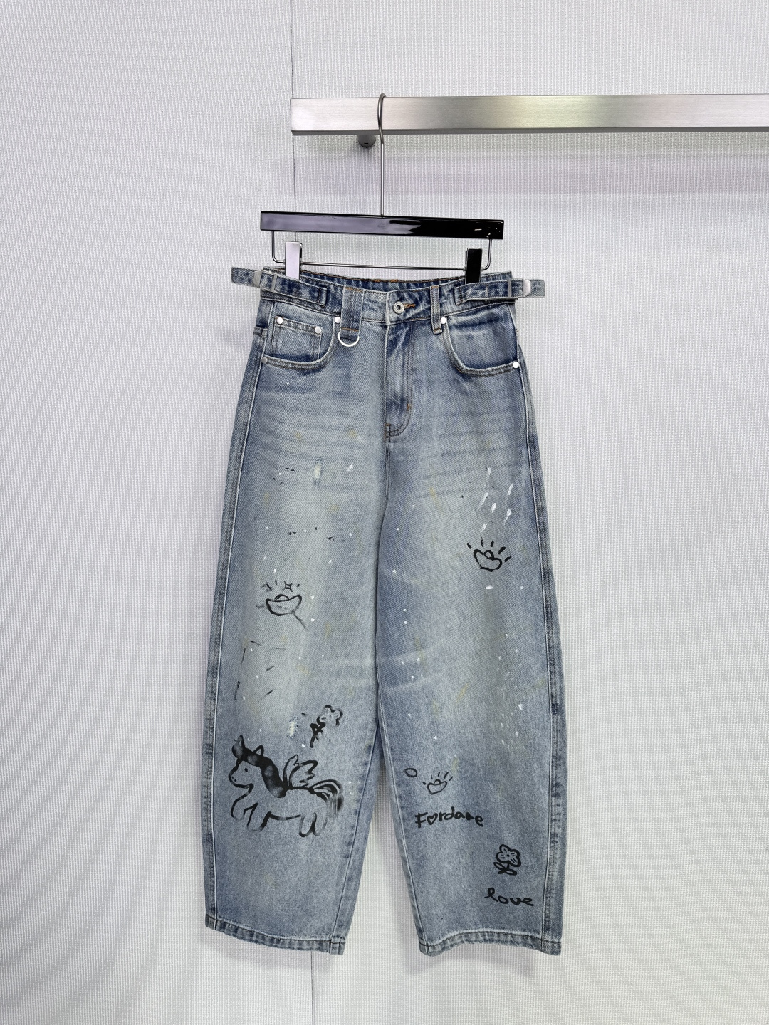 NO:686462,FORDARE 'Get Money Now' series of jeans, light-colored washed denim fabric, loose straight fit, comfortable to wear. The pants are decorated with hand-painted graffiti, ponies, suns, hearts and other elements, which are very childlike, and the brand logo is also very eye-catching. Full of design, it can be easily controlled in daily casual or street style. It looks great with a simple top and can easily create a fashionable look! Size SML,,jeans,19860909FORDARE'马上有钱'系列牛仔裤,浅色水洗丹宁面料,宽松直筒版型,穿着舒适.裤身点缀手绘涂鸦,小马,太阳,爱心等元素超有童趣,品牌标识也很吸睛.设计感满满,日常休闲或街头风都能轻松驾驭,搭配简约上衣就很出彩,轻松打造时髦造型! 码数SML,,jeans,,Women's clothing