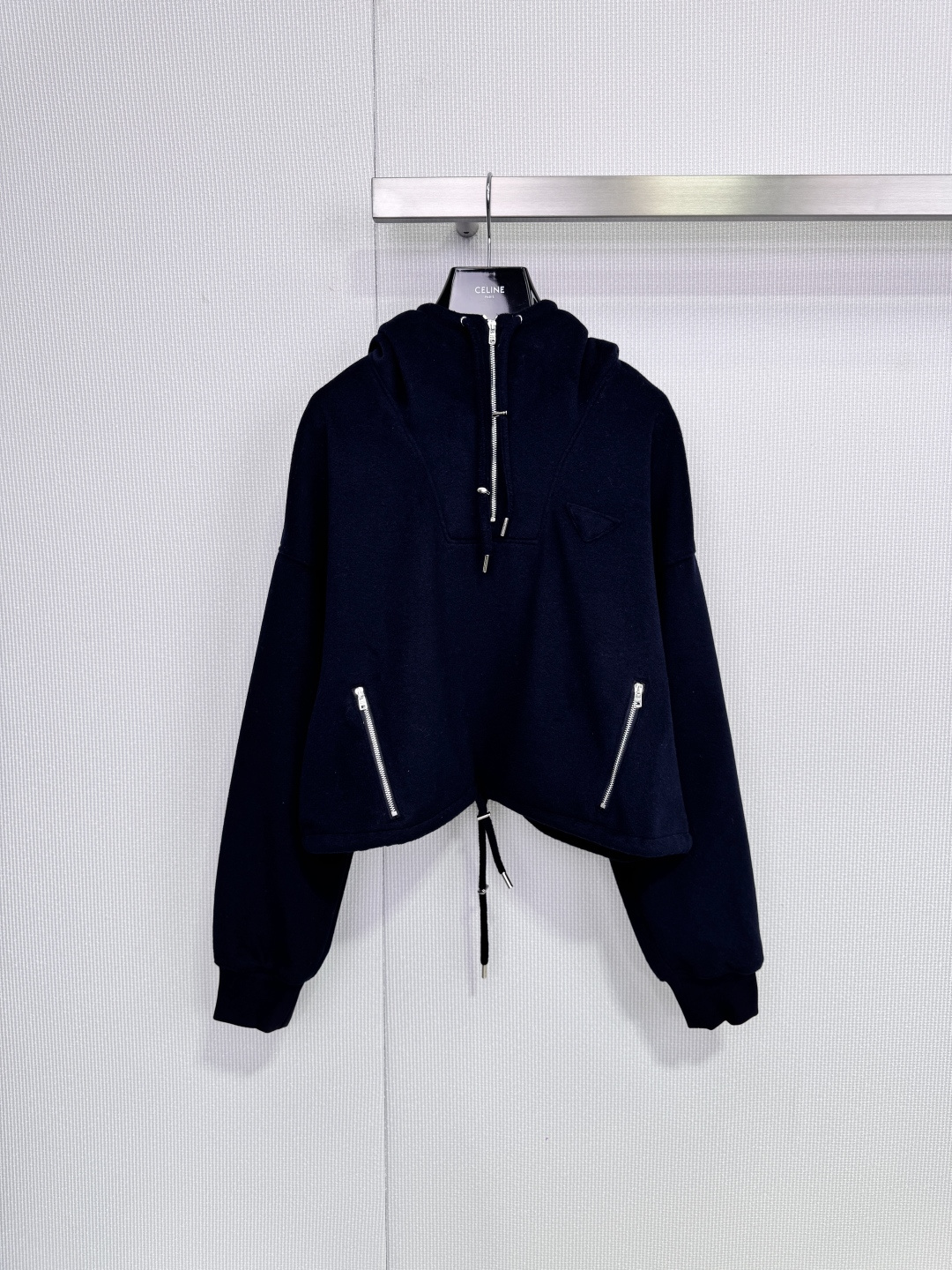 NO:686439,Prada zippered hooded sweatshirt, this black zippered hooded sweatshirt has a loose fit + cashmere and wool blended fabrics. It is super comfortable to wear. It has a front metal zipper design, elastic cuffs and hem, which is warm and fit. The zipper pockets on both sides are very practical. It can be easily controlled for daily commuting and leisure. The hooded design is windproof. It is OK to match jeans or sweatpants in spring and autumn. It is easy to get street style!  Size SML,,prada,hoodie,sweatshirts,jeans,hats,19860909Prada拉链连帽卫衣,这款黑色拉链连帽卫衣,宽松版型+羊绒羊毛混纺面料,穿着超舒适,正面金属拉链设计,袖口和下摆松紧收口,保暖又贴合,两侧拉链口袋超实用,日常通勤,休闲都能轻松驾驭,连帽设计防风,春秋季节搭配牛仔裤或运动裤都很OK,轻松get街头风穿搭！ 码数SML,,prada,hoodie,sweatshirts,jeans,hats,,Women's clothing